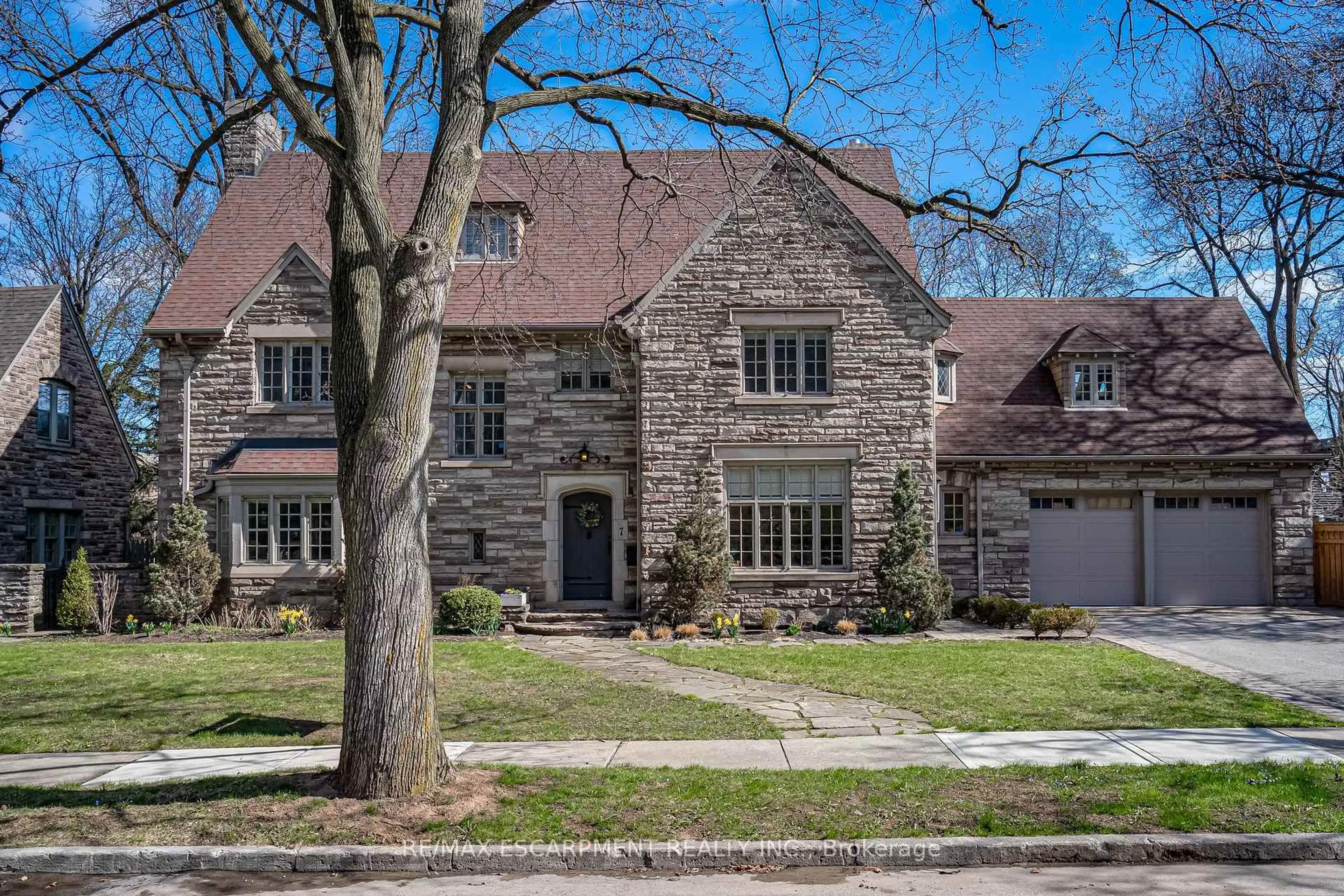 Home with brick exterior material, street for 7 St. James Pl, Hamilton Ontario L8P 2N4