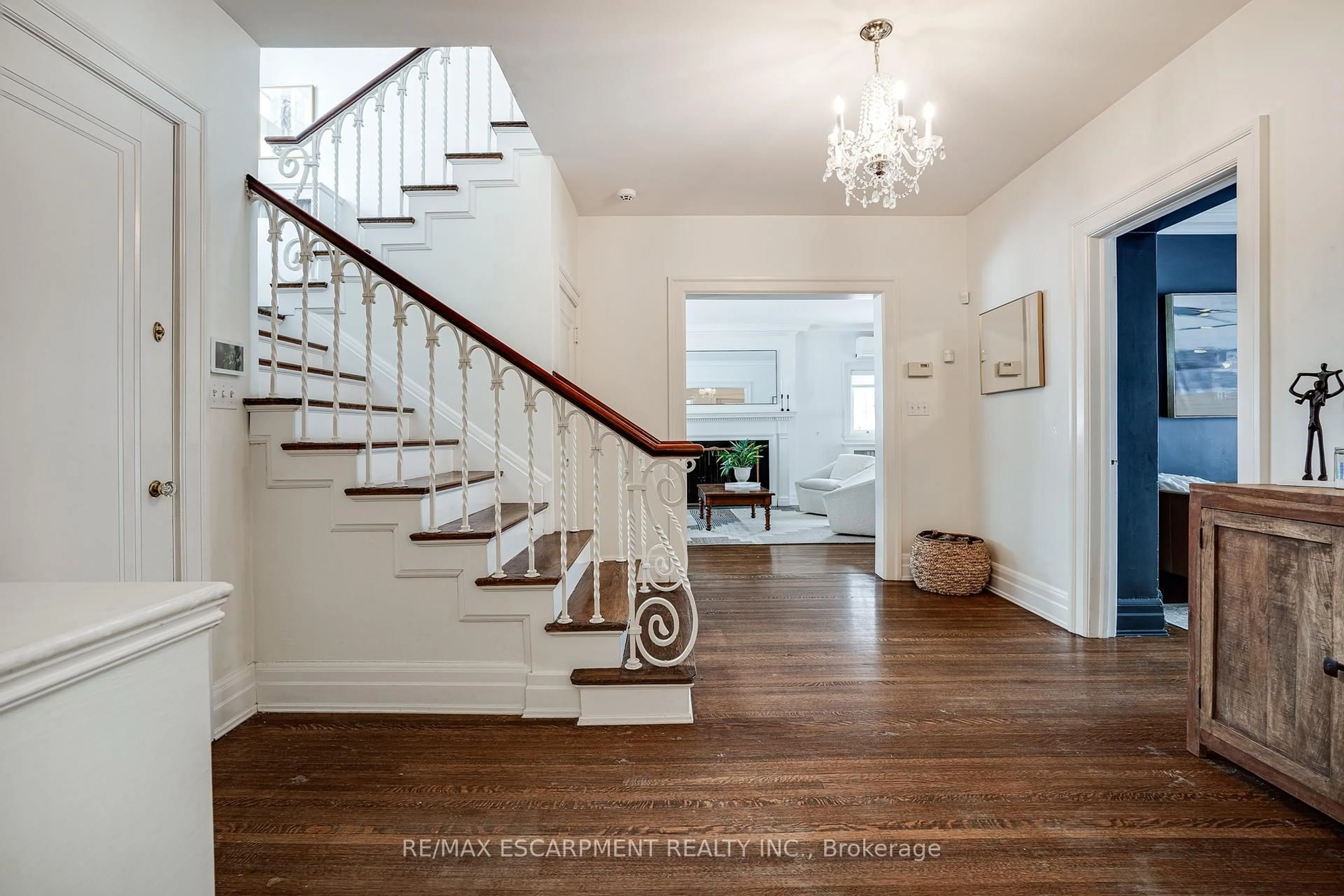 Indoor entryway for 7 St. James Pl, Hamilton Ontario L8P 2N4