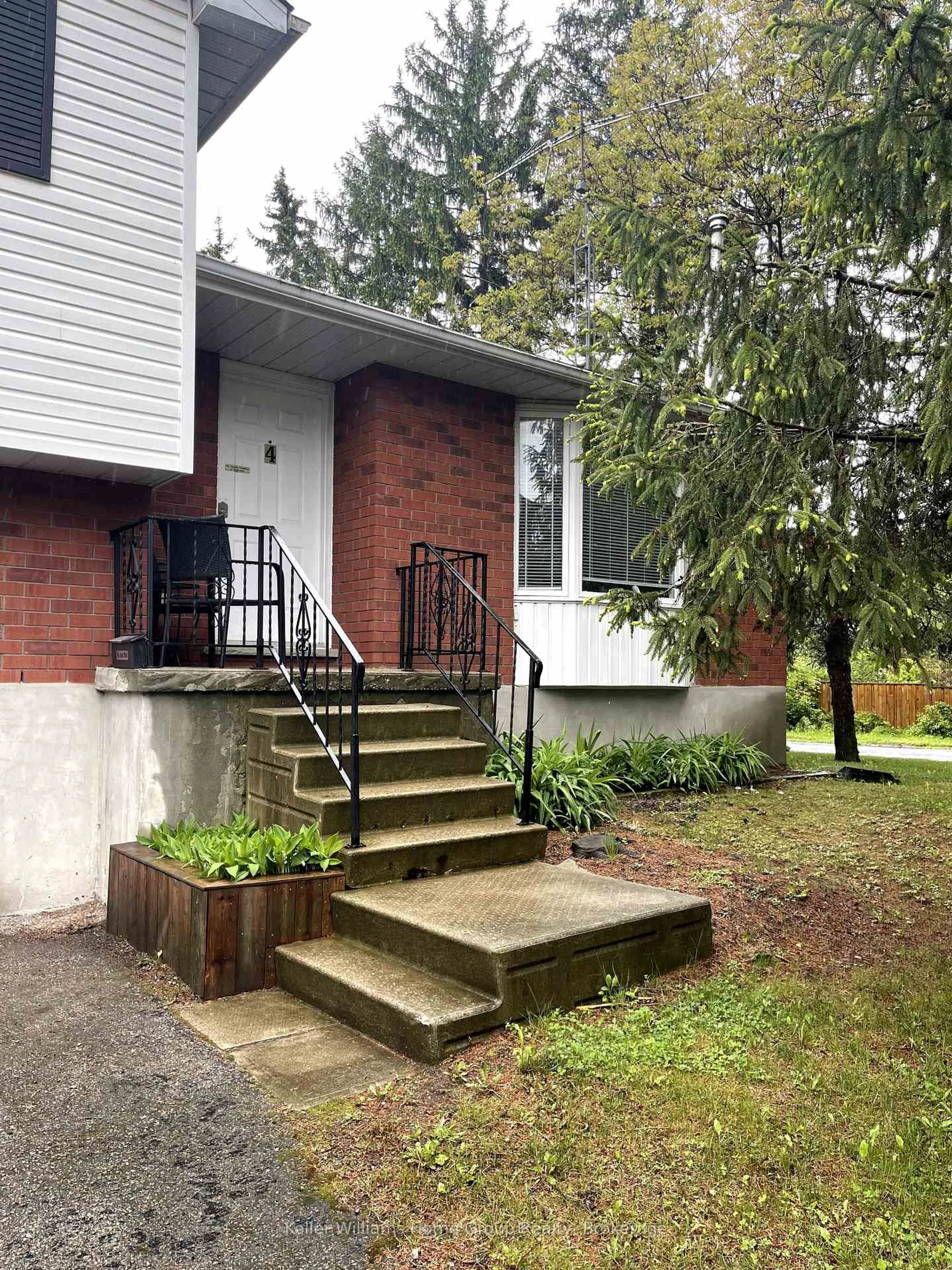 Unknown for 4 Market St, Kitchener Ontario N2K 1H2