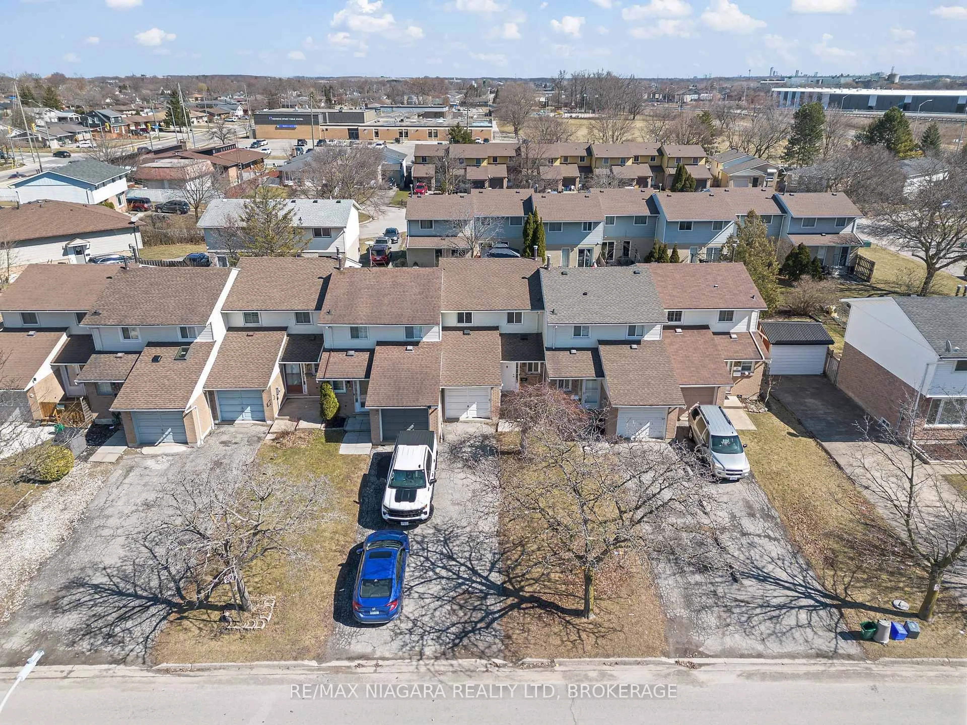 A pic from outside/outdoor area/front of a property/back of a property/a pic from drone, street for 18 JULIE Dr, Thorold Ontario L2V 4L5
