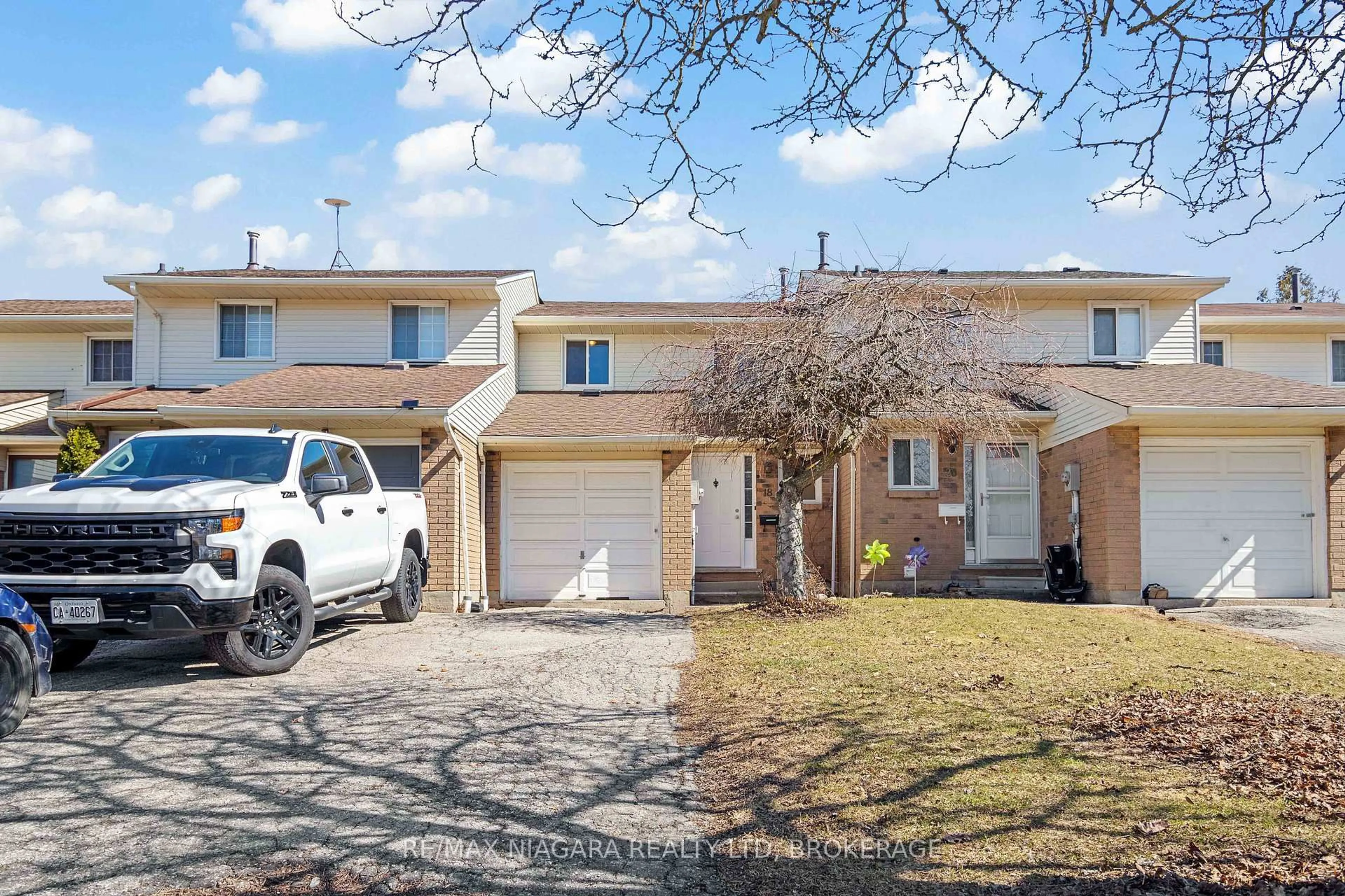 A pic from outside/outdoor area/front of a property/back of a property/a pic from drone, street for 18 JULIE Dr, Thorold Ontario L2V 4L5