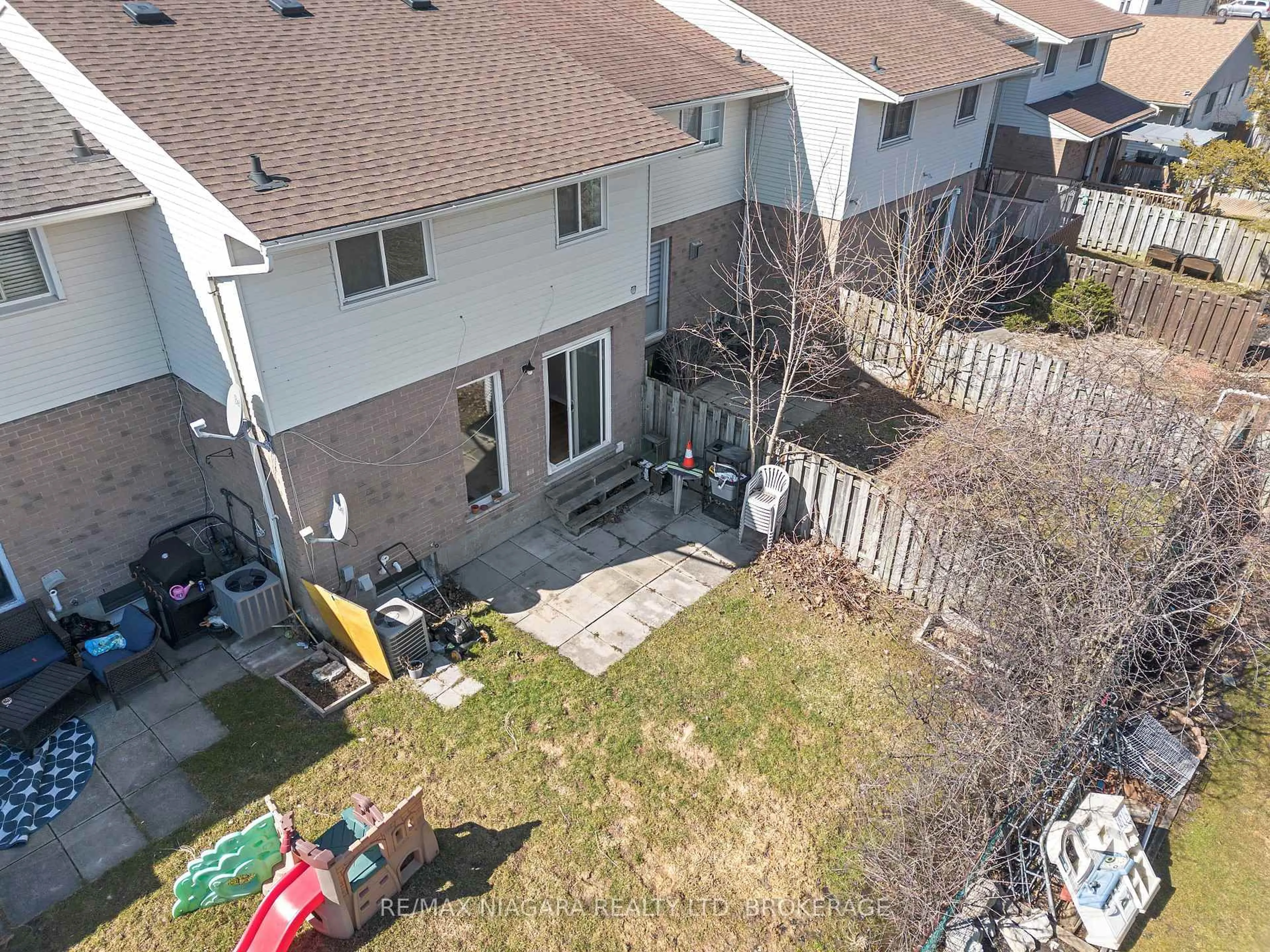 A pic from outside/outdoor area/front of a property/back of a property/a pic from drone, street for 18 JULIE Dr, Thorold Ontario L2V 4L5