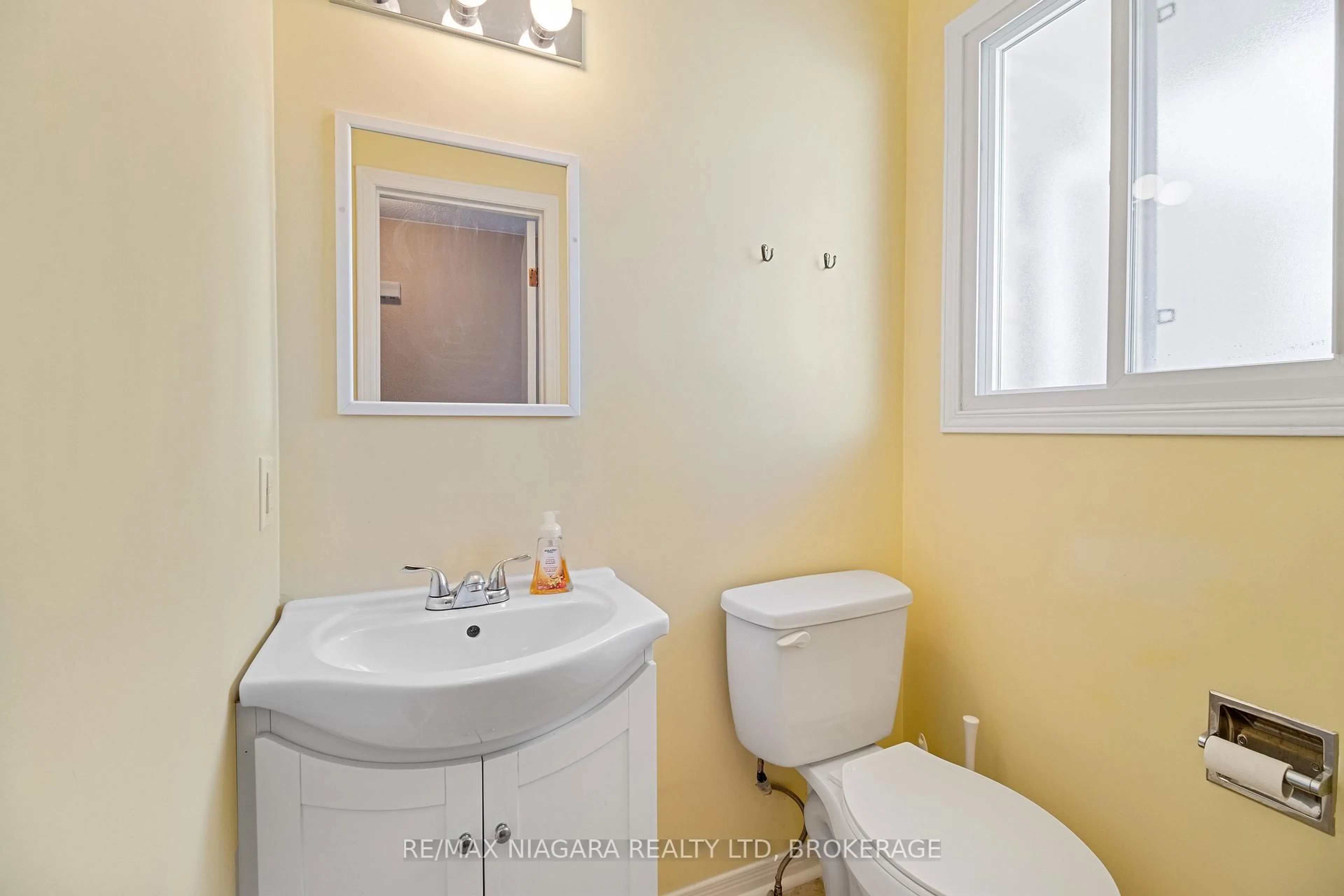 Standard bathroom, ceramic/tile floor for 18 JULIE Dr, Thorold Ontario L2V 4L5