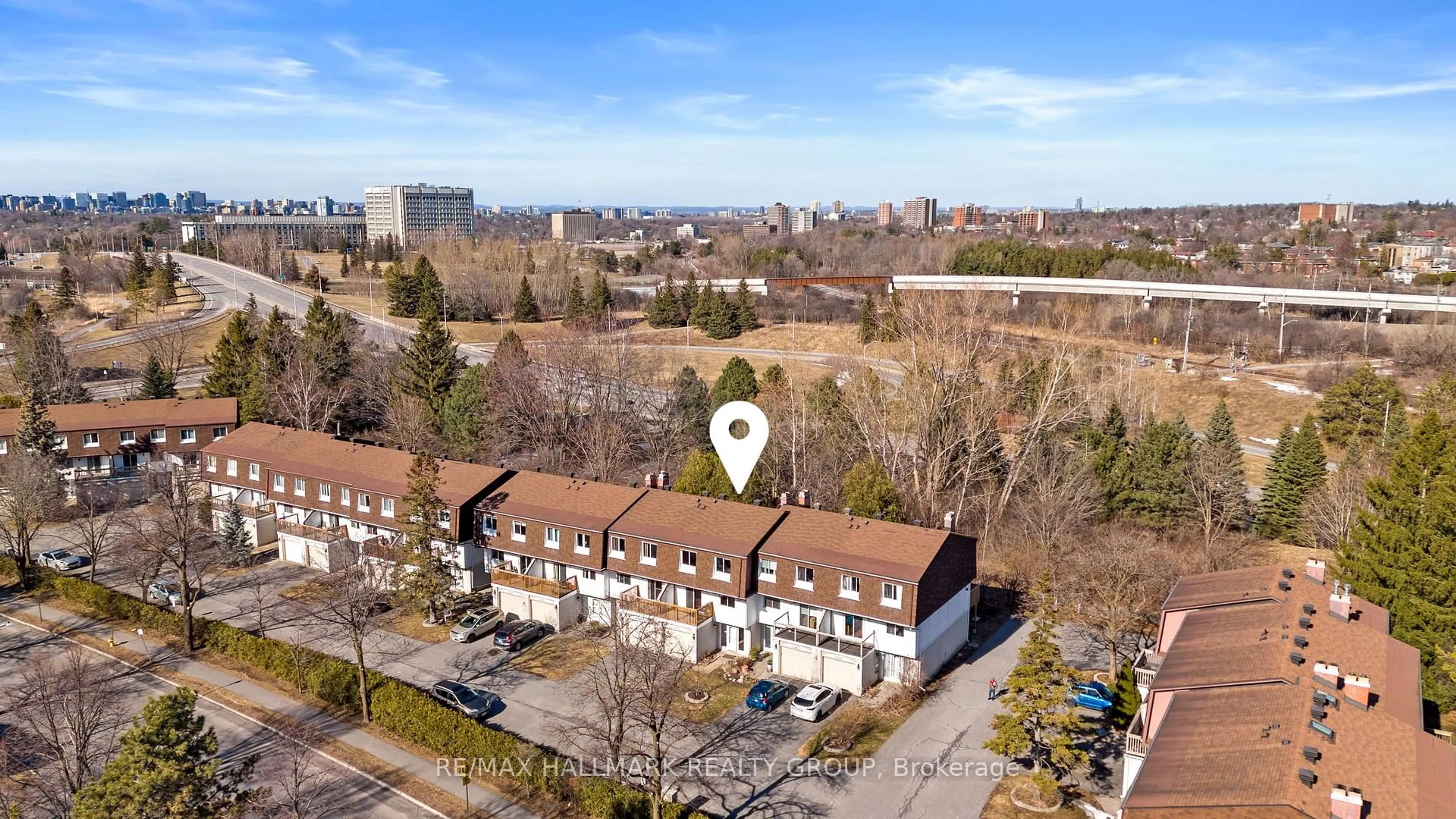 A pic from outside/outdoor area/front of a property/back of a property/a pic from drone, city buildings view from balcony for 2545 FLANNERY Dr, Ottawa Ontario K1V 9R5