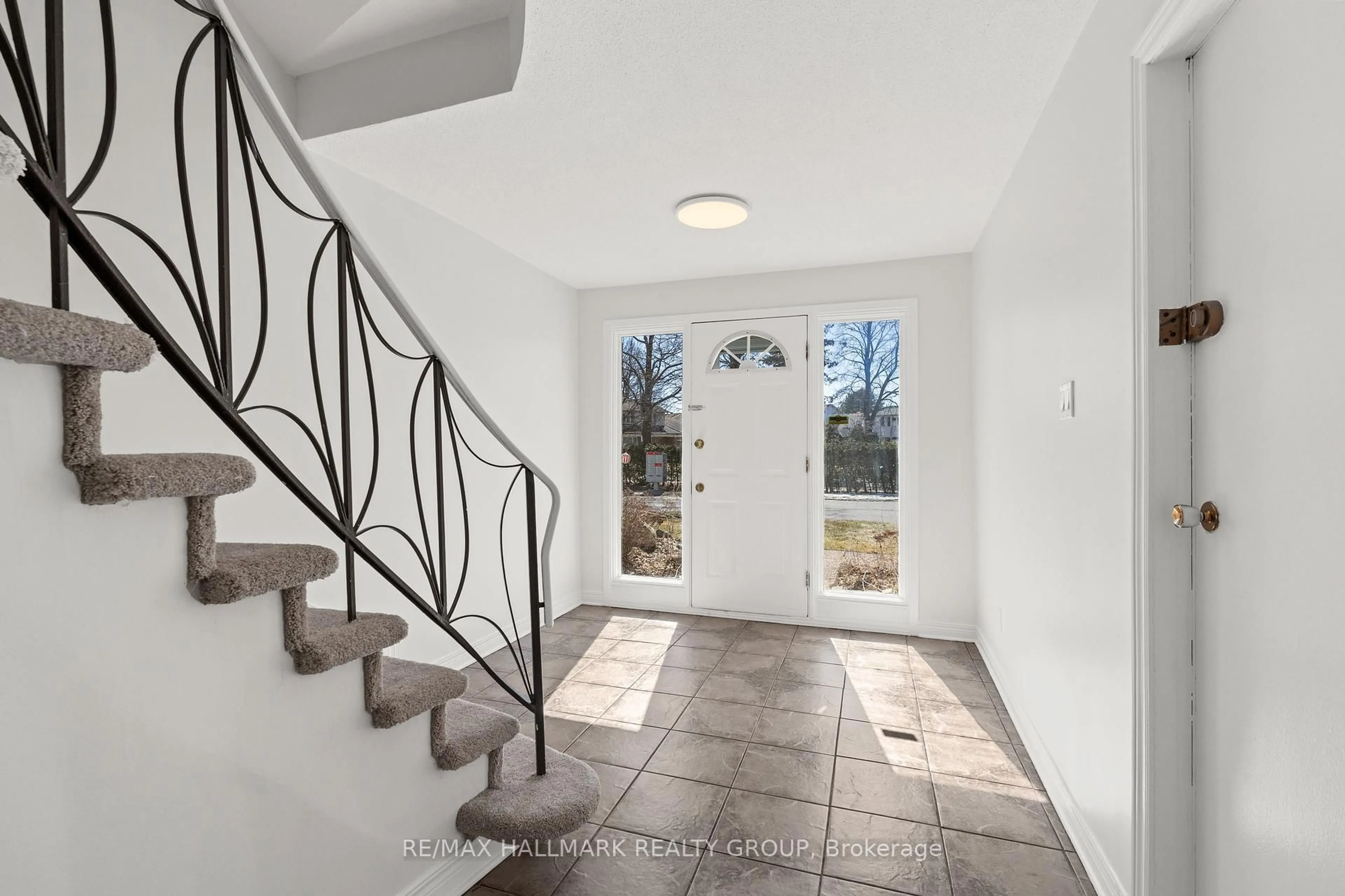 Indoor entryway for 2545 FLANNERY Dr, Ottawa Ontario K1V 9R5