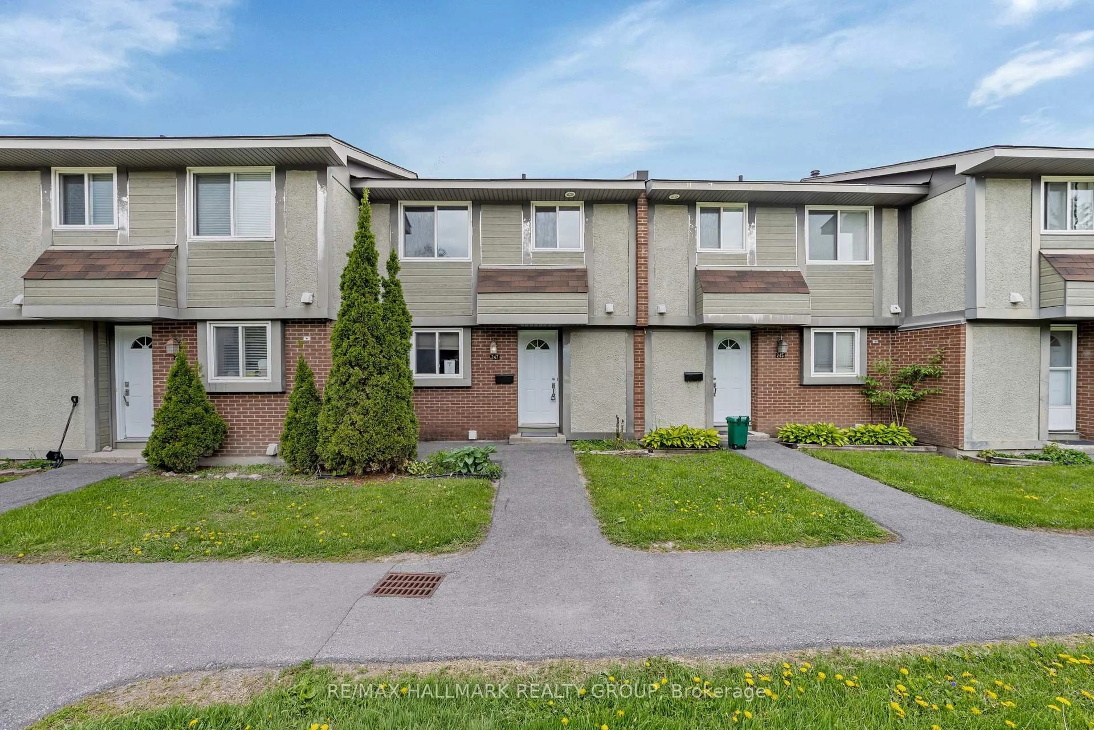 A pic from outside/outdoor area/front of a property/back of a property/a pic from drone, street for 247 PICKFORD Dr, Kanata Ontario K2L 2C6