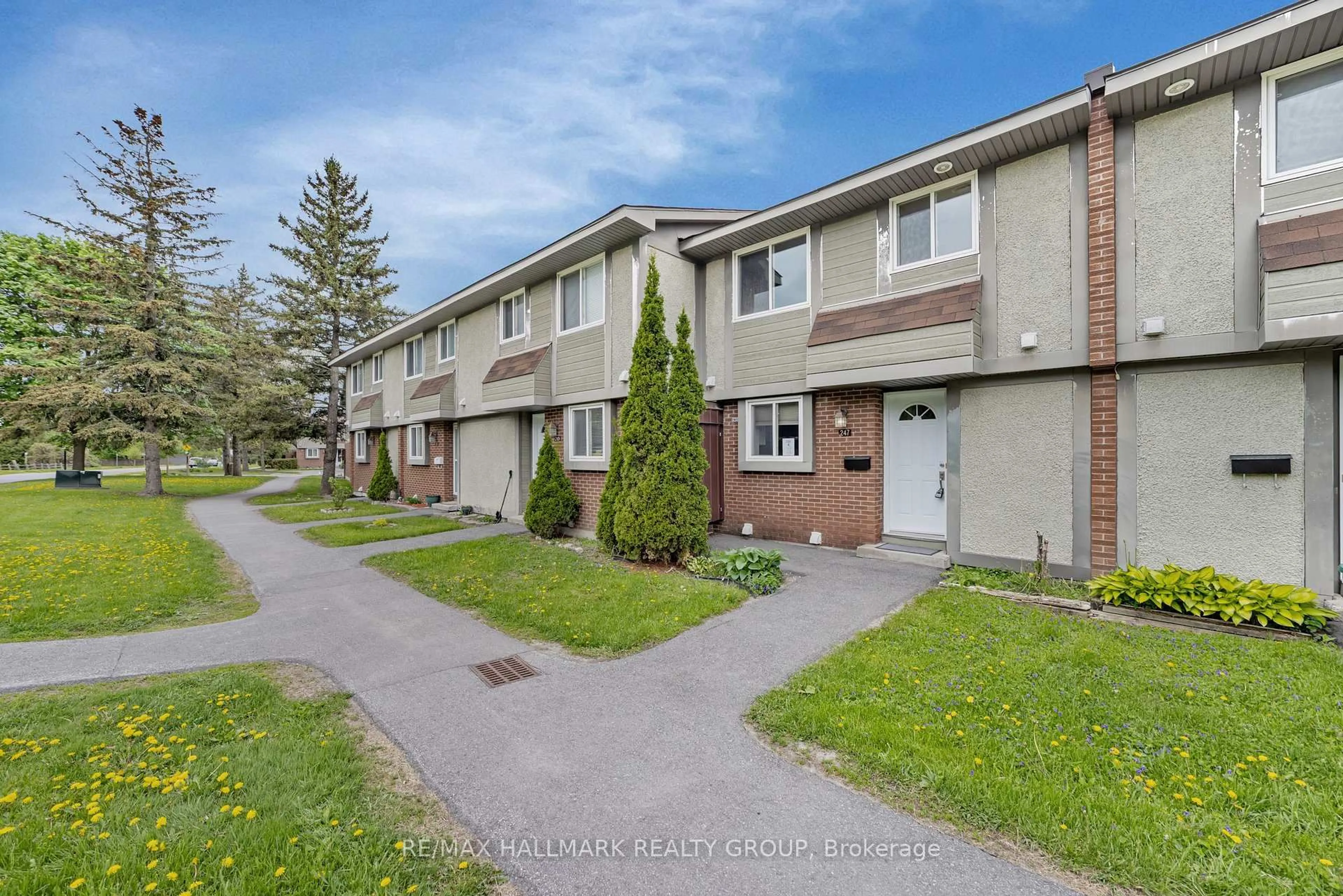 A pic from outside/outdoor area/front of a property/back of a property/a pic from drone, street for 247 PICKFORD Dr, Kanata Ontario K2L 2C6