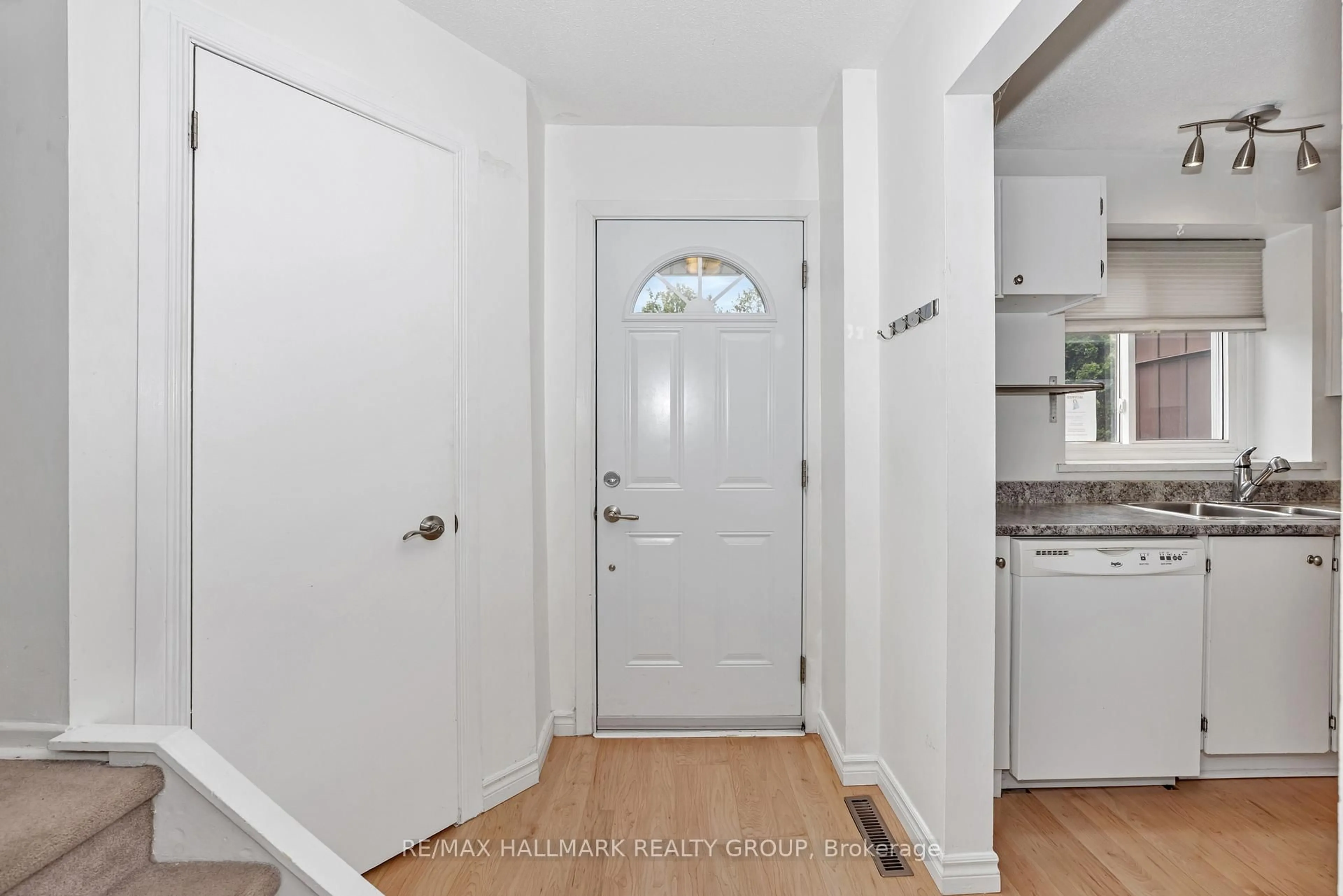 Indoor entryway for 247 PICKFORD Dr, Kanata Ontario K2L 2C6
