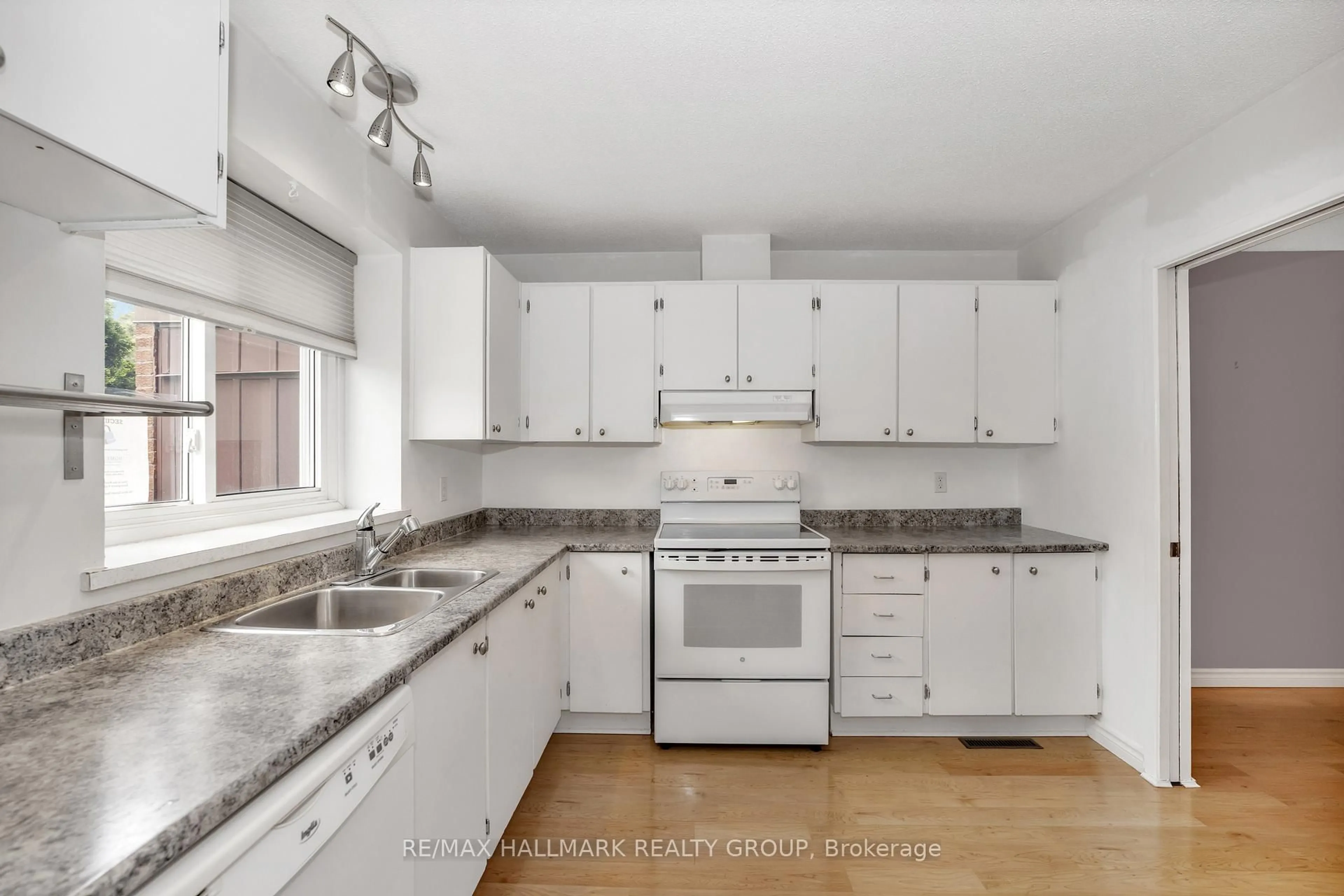 Standard kitchen, ceramic/tile floor for 247 PICKFORD Dr, Kanata Ontario K2L 2C6