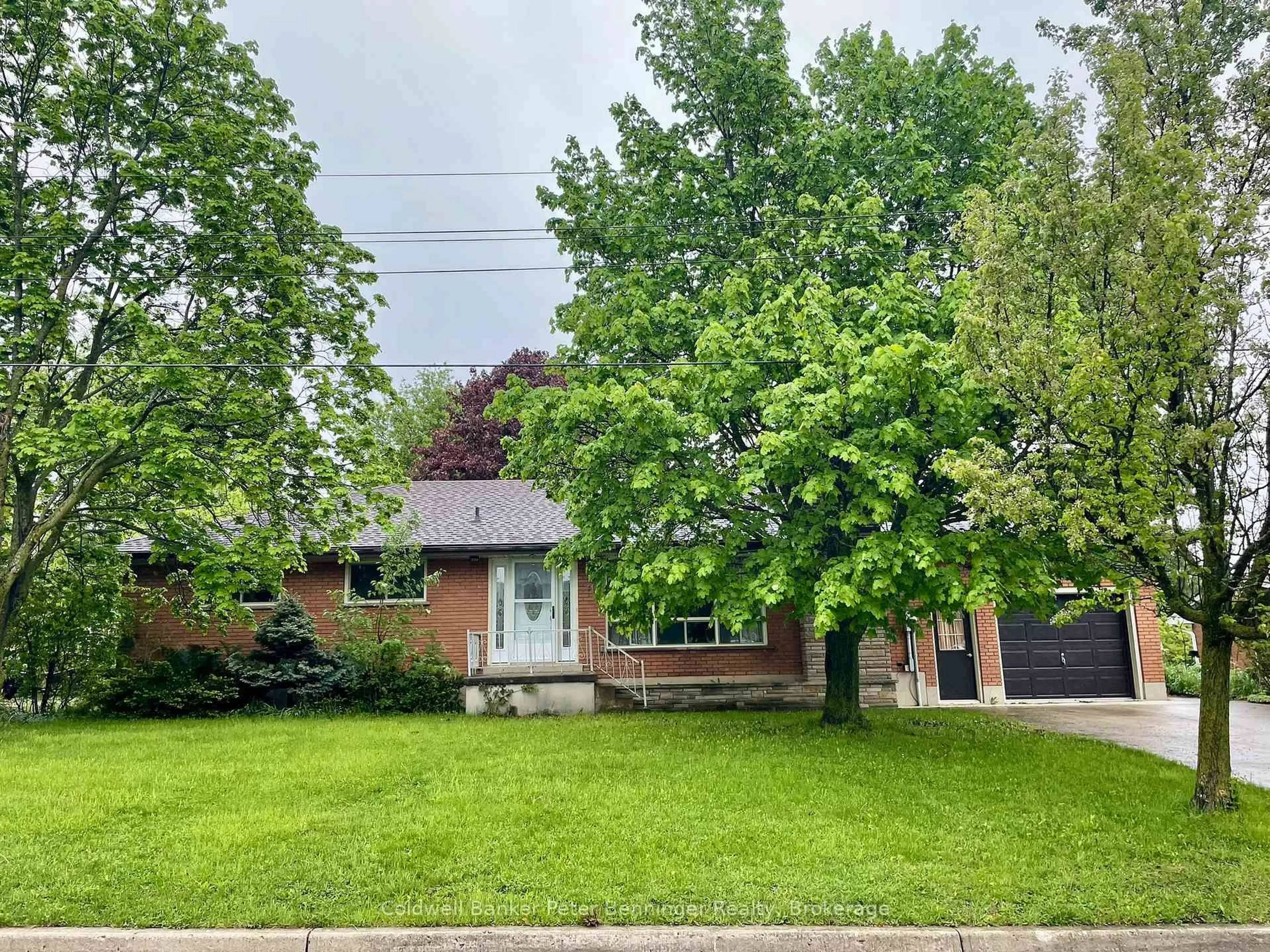 A pic from outside/outdoor area/front of a property/back of a property/a pic from drone, street for 11 Park St, Brockton Ontario N0G 2V0