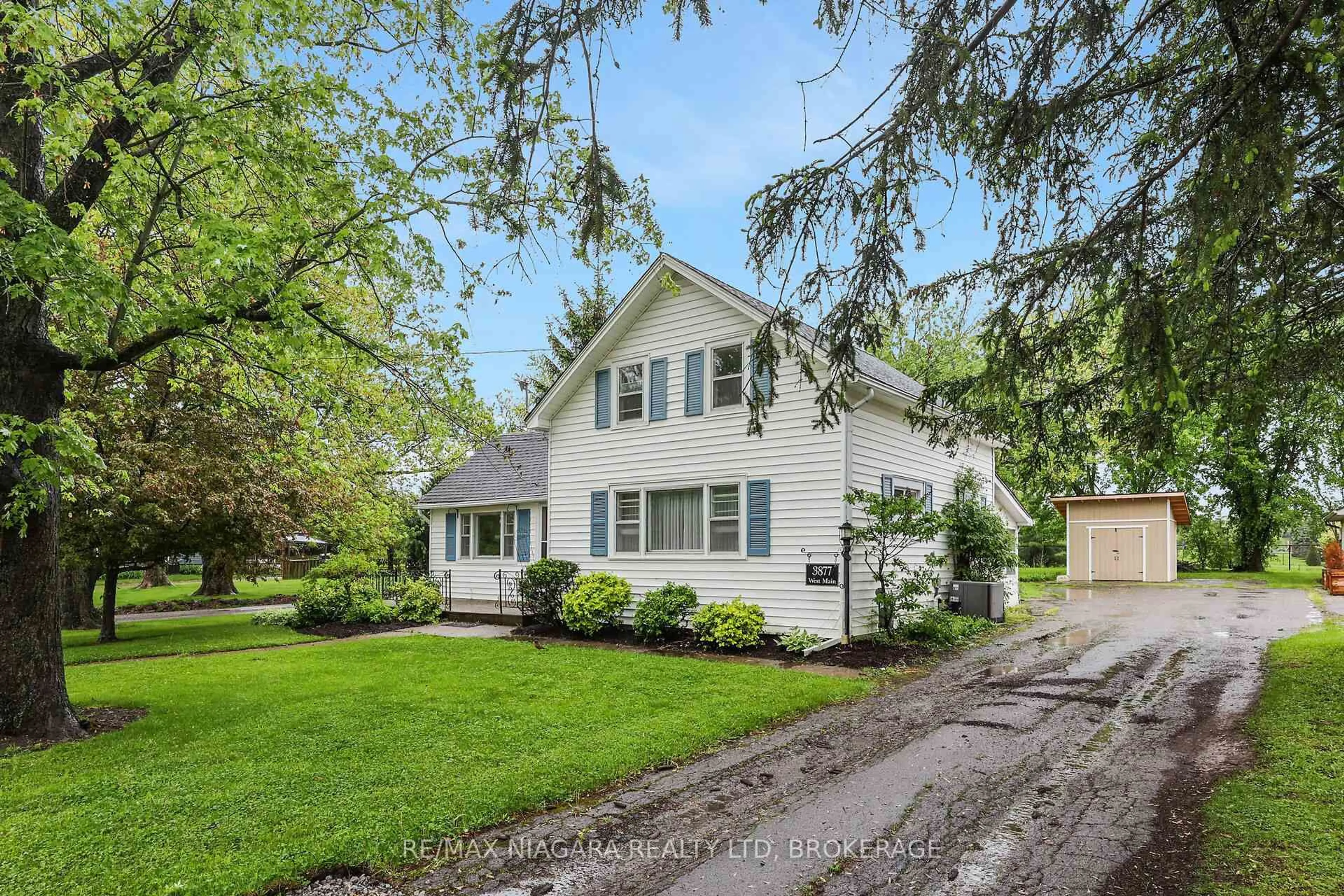 Home with vinyl exterior material, street for 3877 West Main St, Fort Erie Ontario L0S 1S0