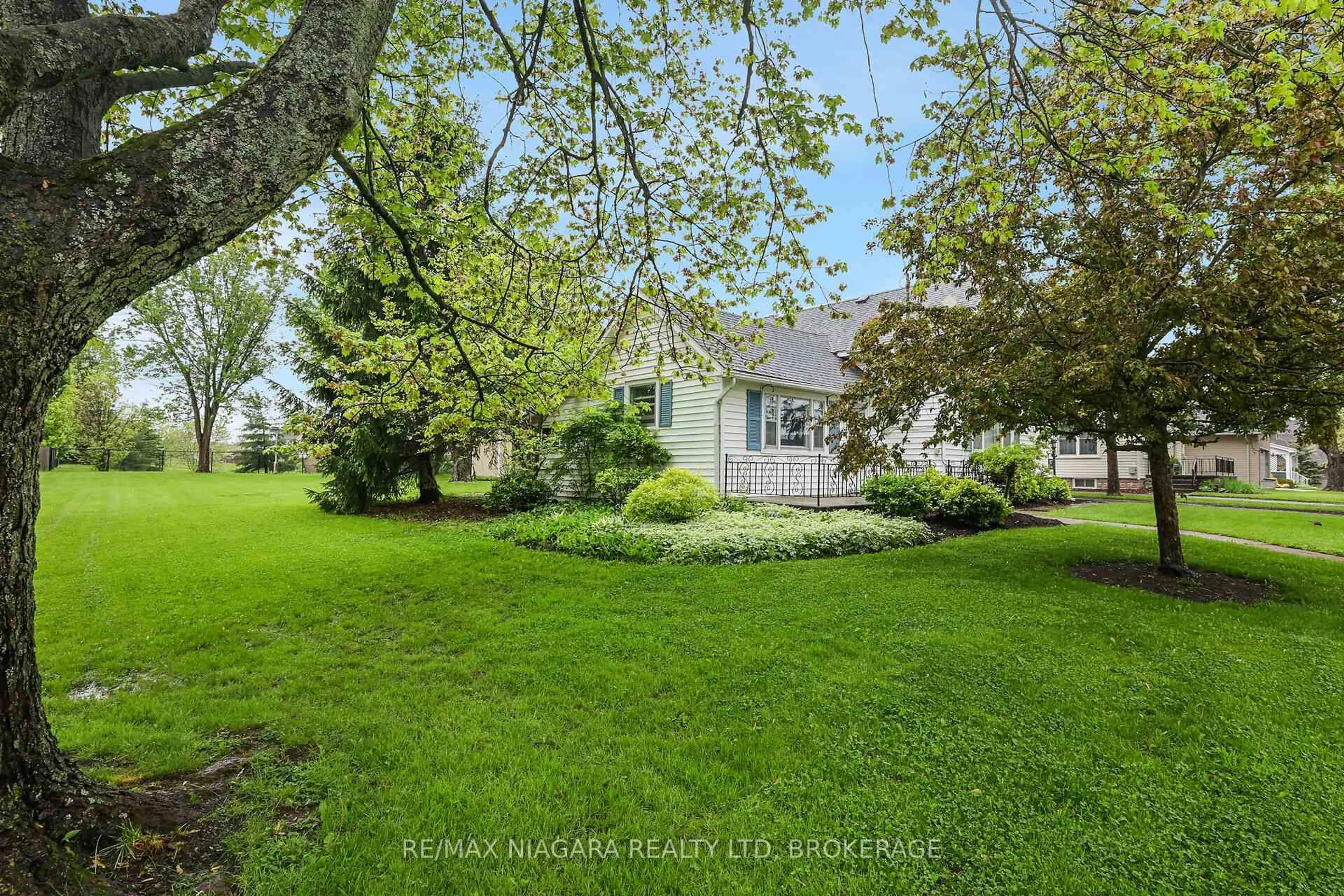 A pic from outside/outdoor area/front of a property/back of a property/a pic from drone, street for 3877 West Main St, Fort Erie Ontario L0S 1S0