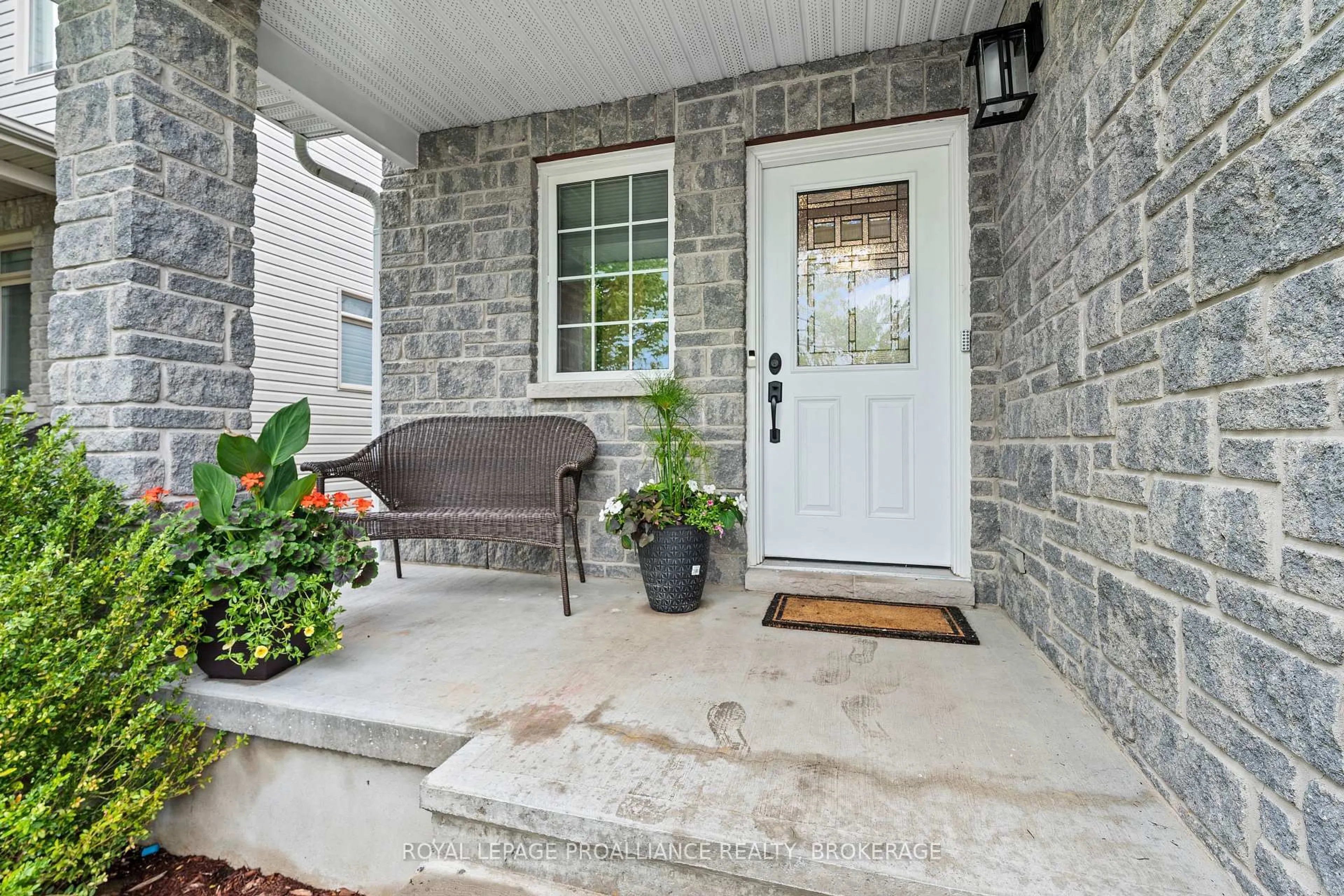 Indoor entryway for 1482 Albany Dr, Kingston Ontario K7P 0B8