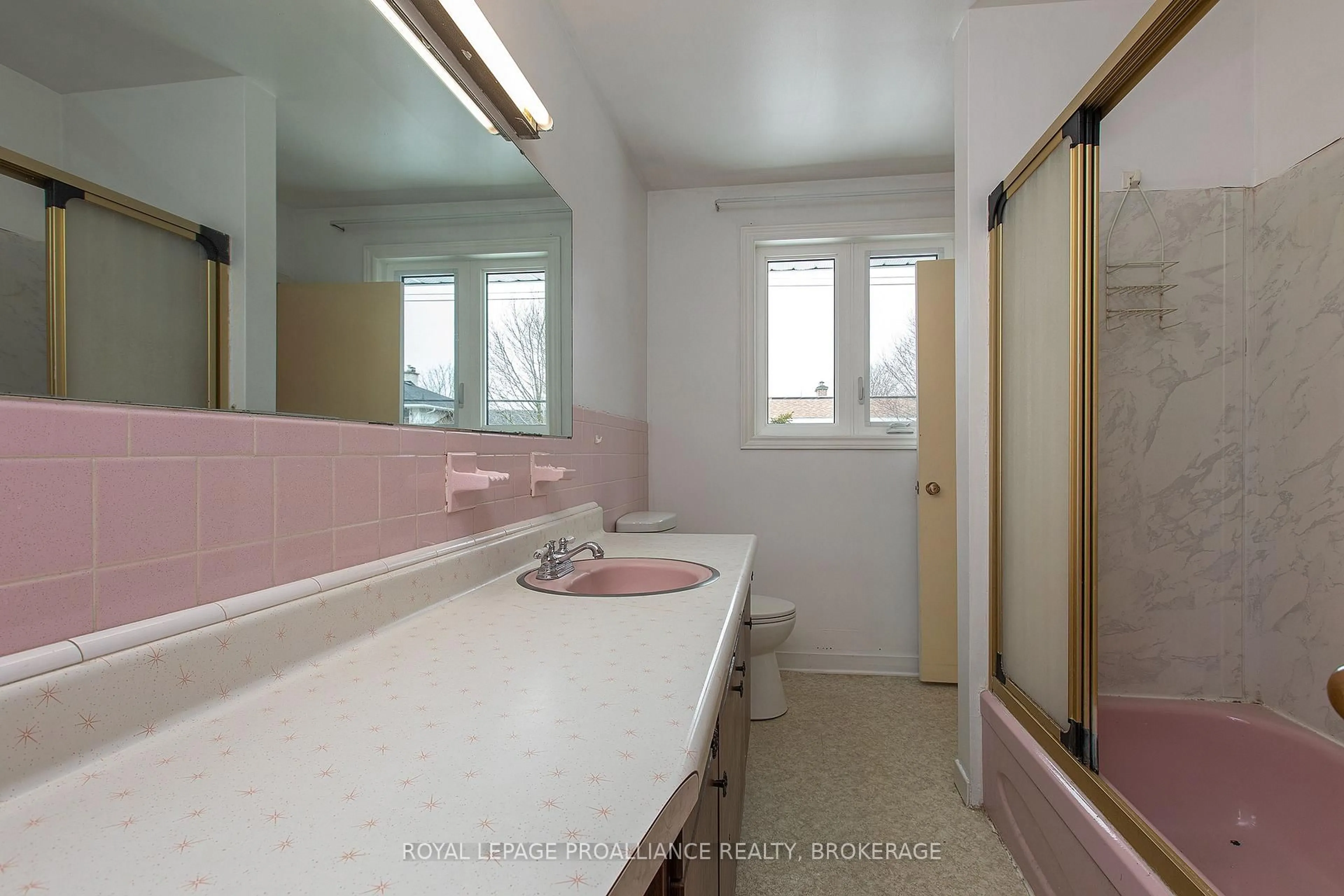 Standard bathroom, ceramic/tile floor for 247 Norman Rogers Dr, Kingston Ontario K7M 2R5