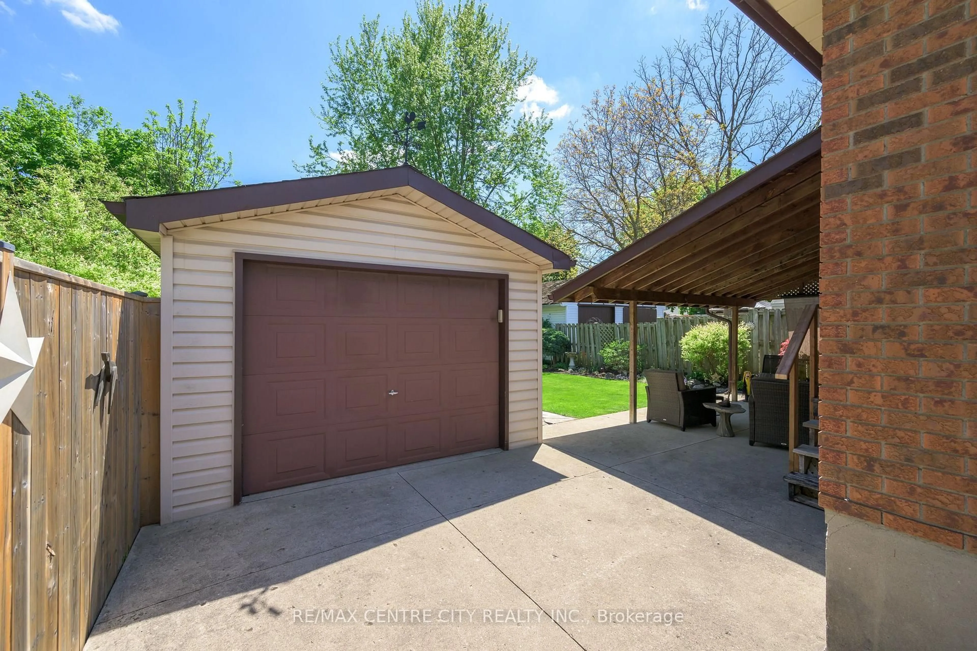 Indoor garage for 25 Abbott St, London East Ontario N5W 2K8