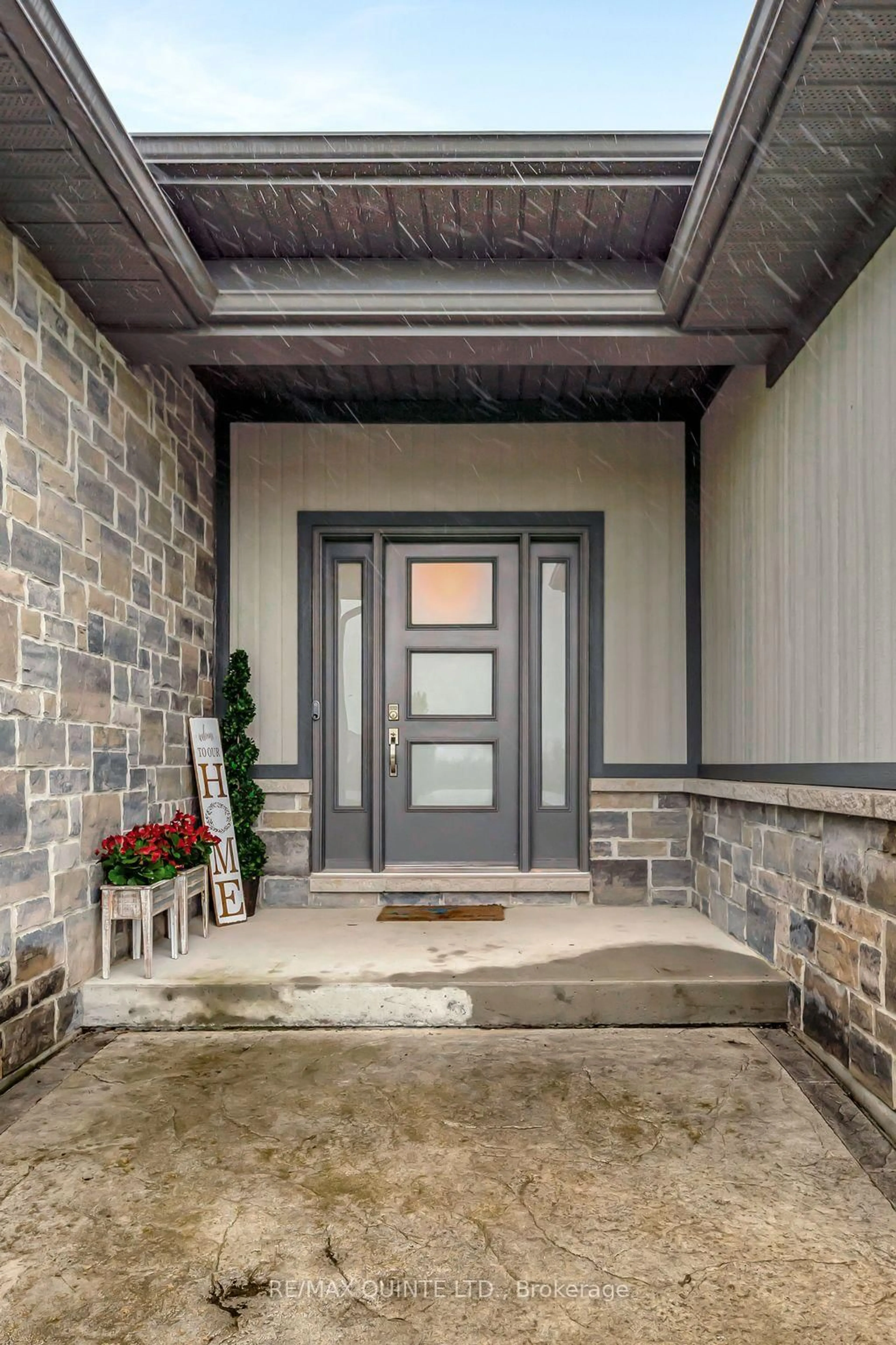 Indoor entryway for 39 Woodland Tr, Prince Edward County Ontario K8N 4Z1