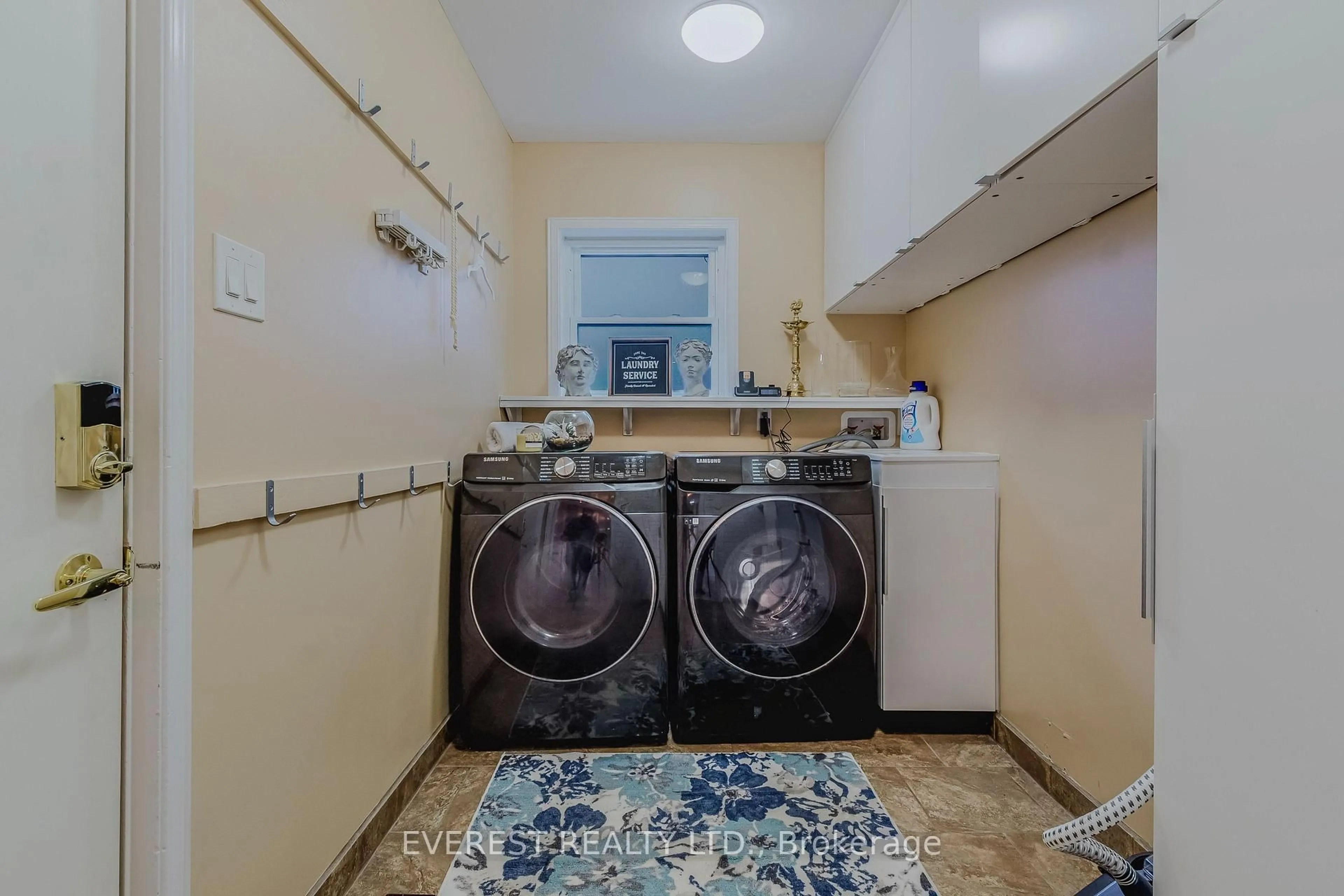 Laundry room for 301 Sunnymeade Dr, Hamilton Ontario L9G 4L2