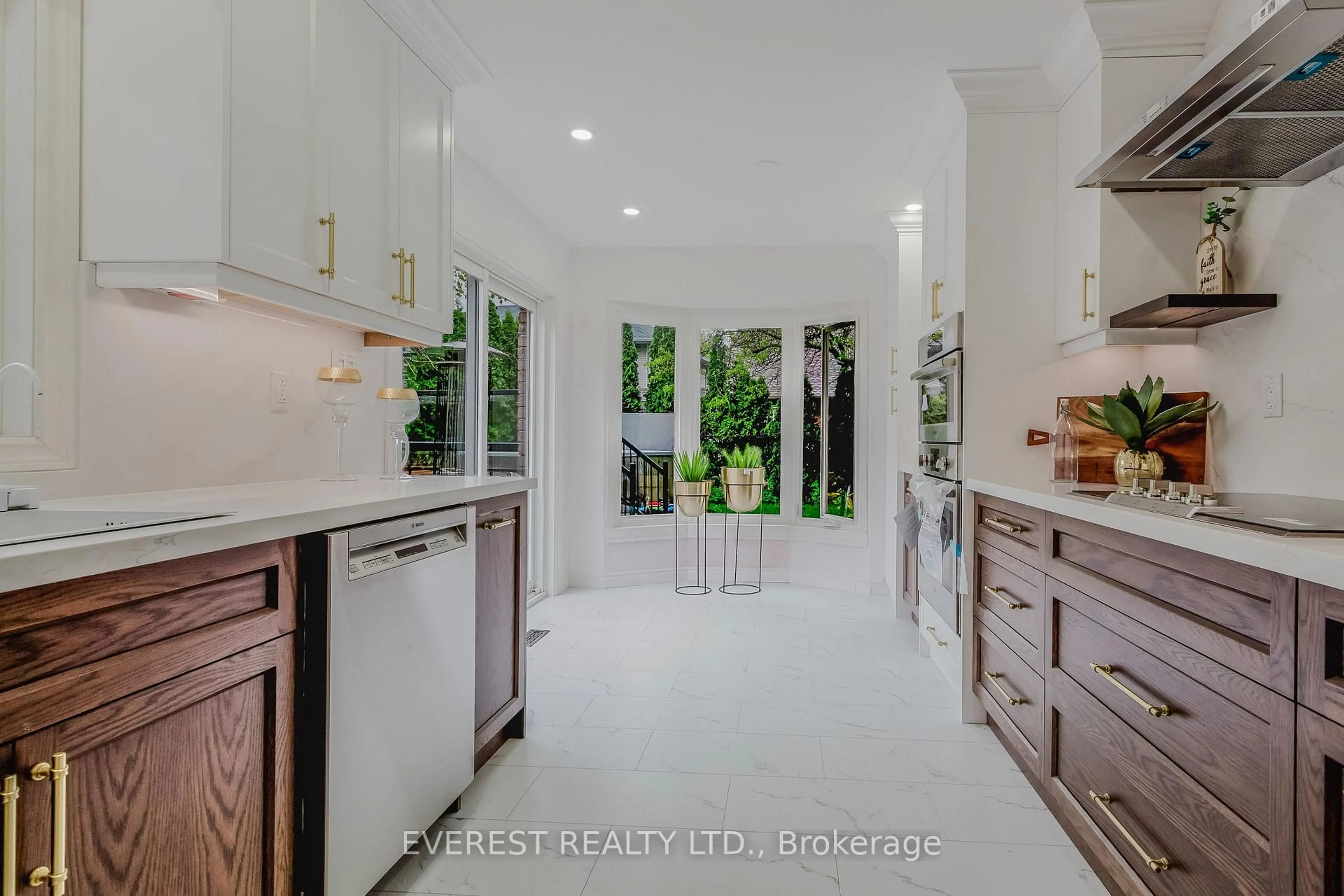 Open concept kitchen, ceramic/tile floor for 301 Sunnymeade Dr, Hamilton Ontario L9G 4L2