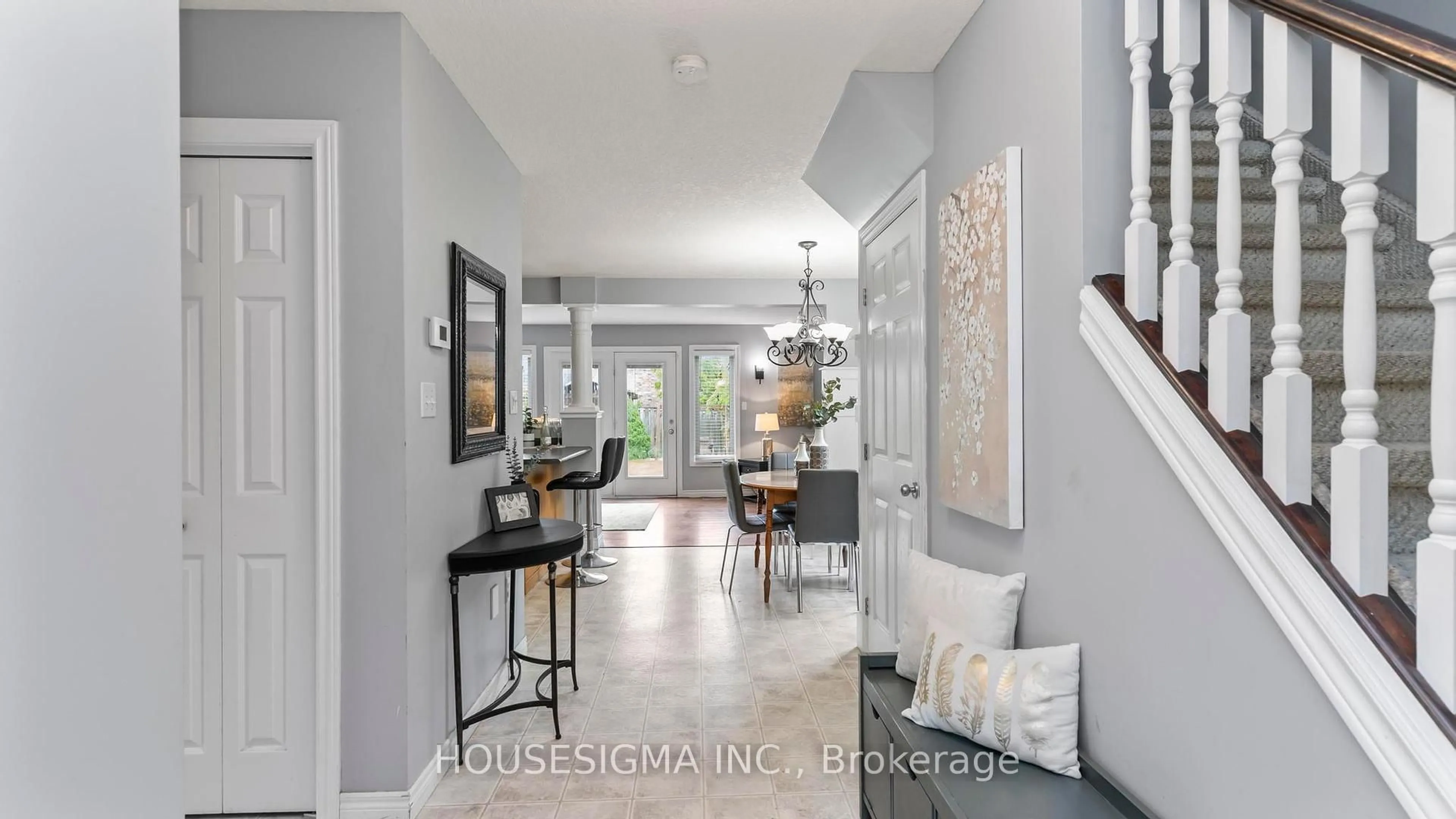 Indoor entryway for 21 Goldenrod Crt, St. Thomas Ontario N5P 4M7