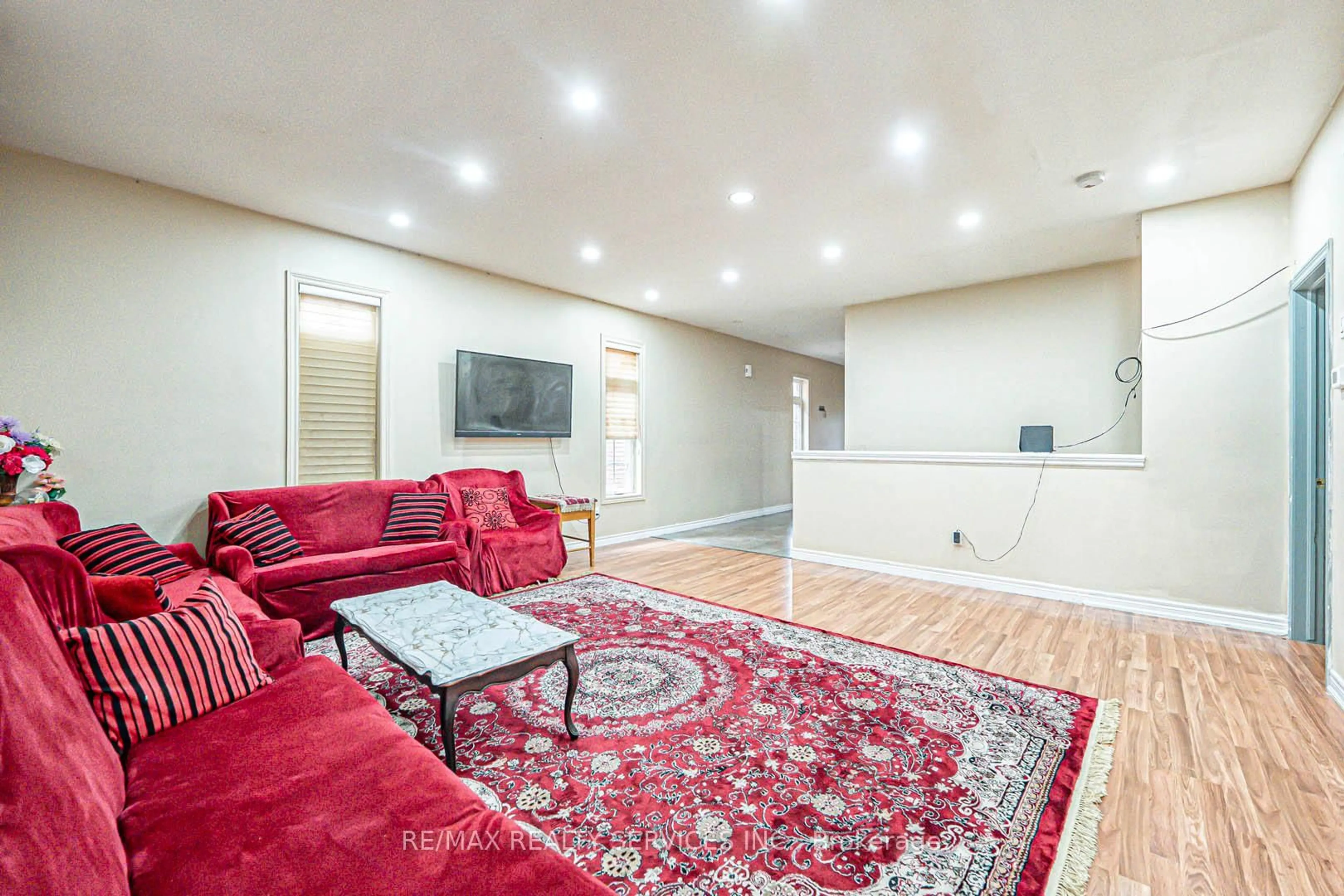 Living room with furniture, carpet floor for 704 Stone Church Rd, Hamilton Ontario L8W 1A7
