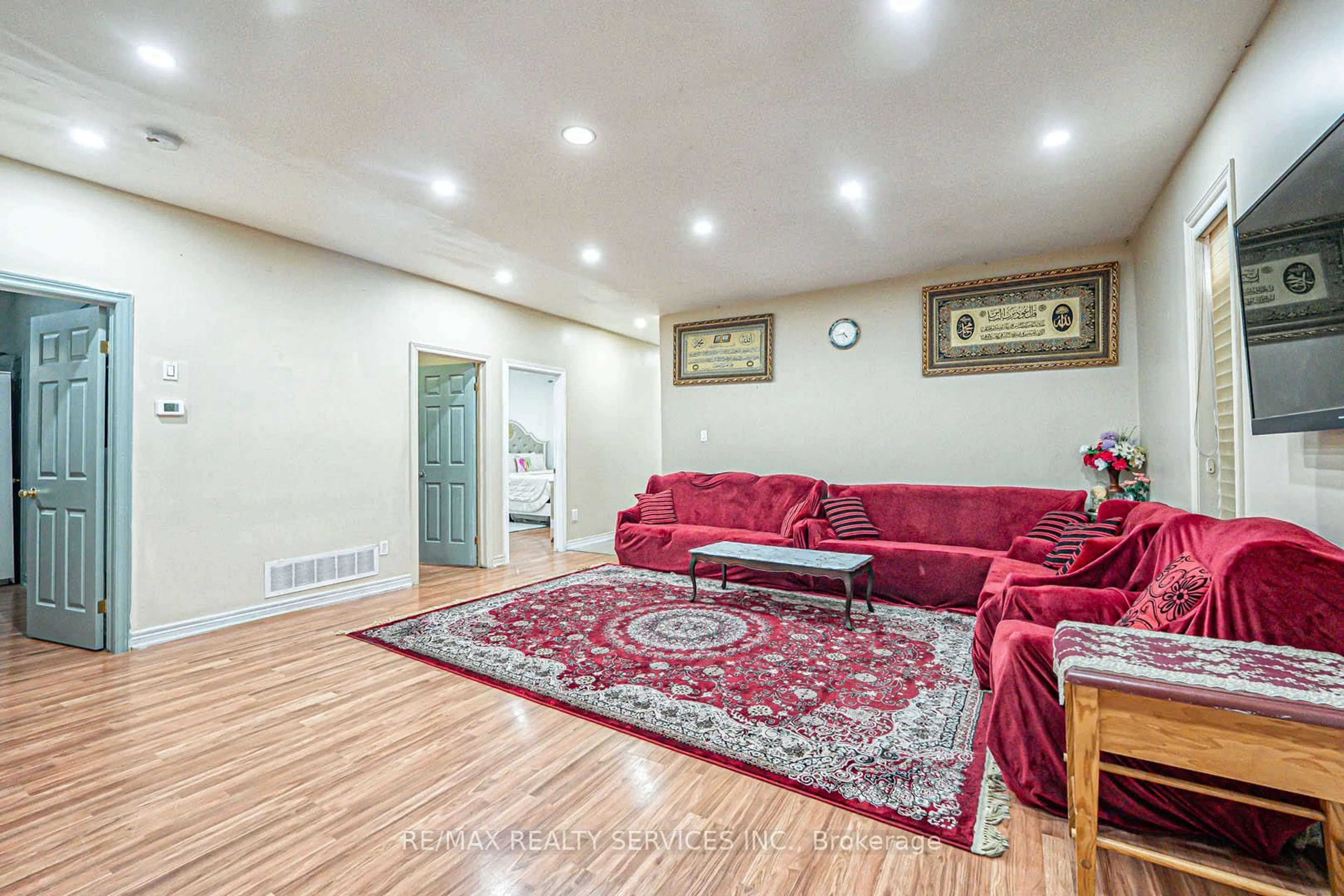 Living room with furniture, carpet floor for 704 Stone Church Rd, Hamilton Ontario L8W 1A7