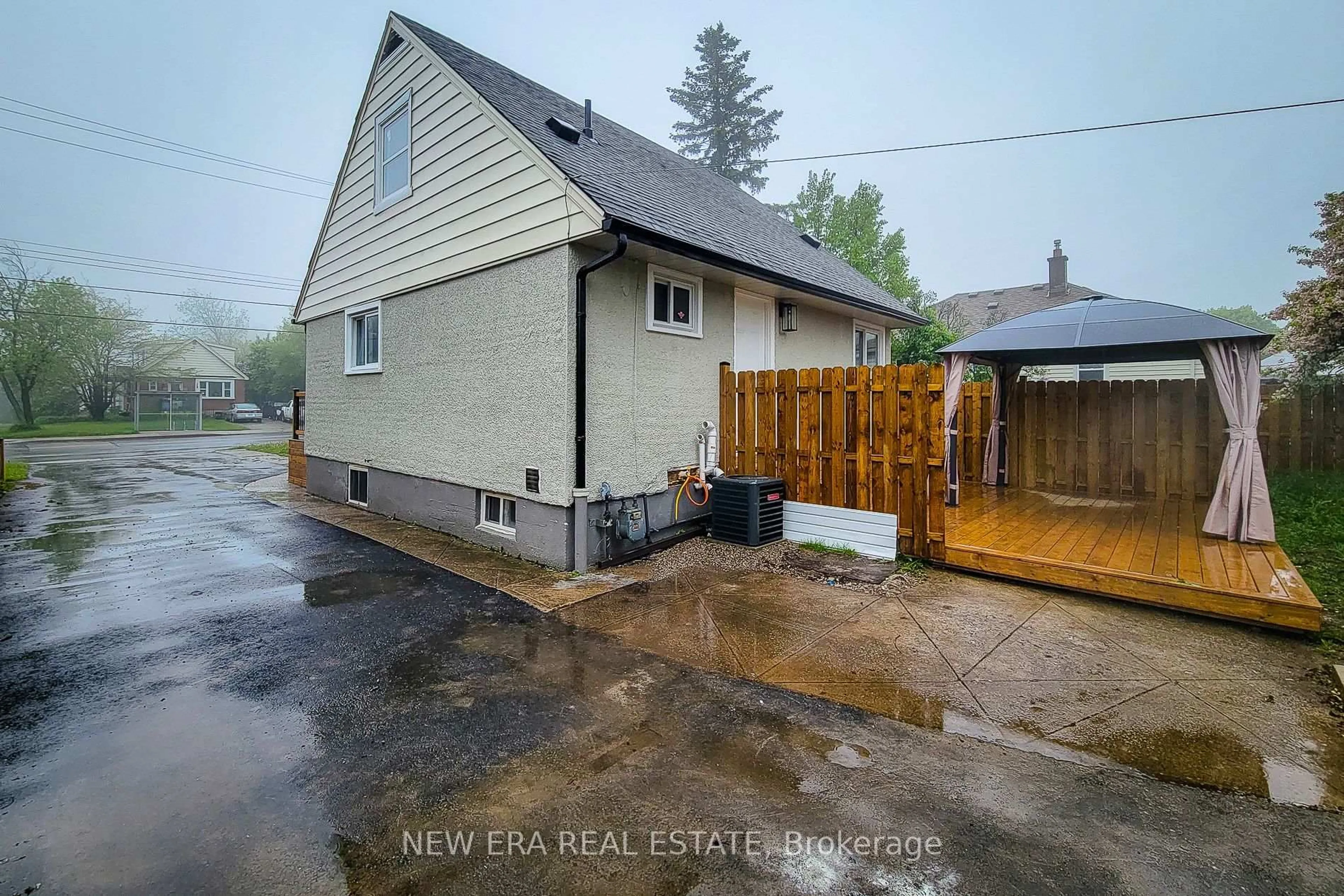 A pic from outside/outdoor area/front of a property/back of a property/a pic from drone, street for 784 Upper Gage Ave, Hamilton Ontario L8V 4K4