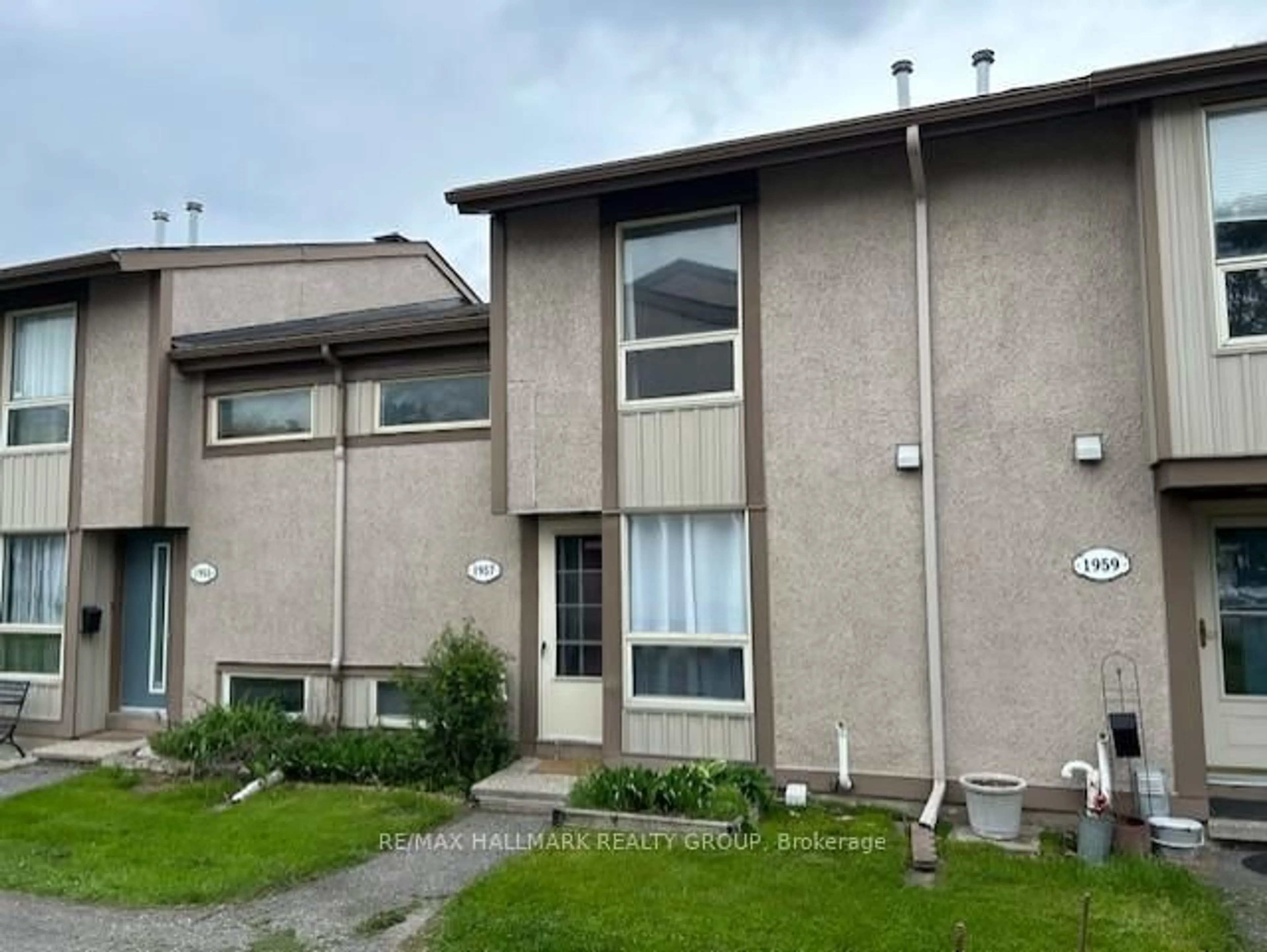 A pic from outside/outdoor area/front of a property/back of a property/a pic from drone, street for 1957 Stonehenge Cres #73, Ottawa Ontario K1B 4N7