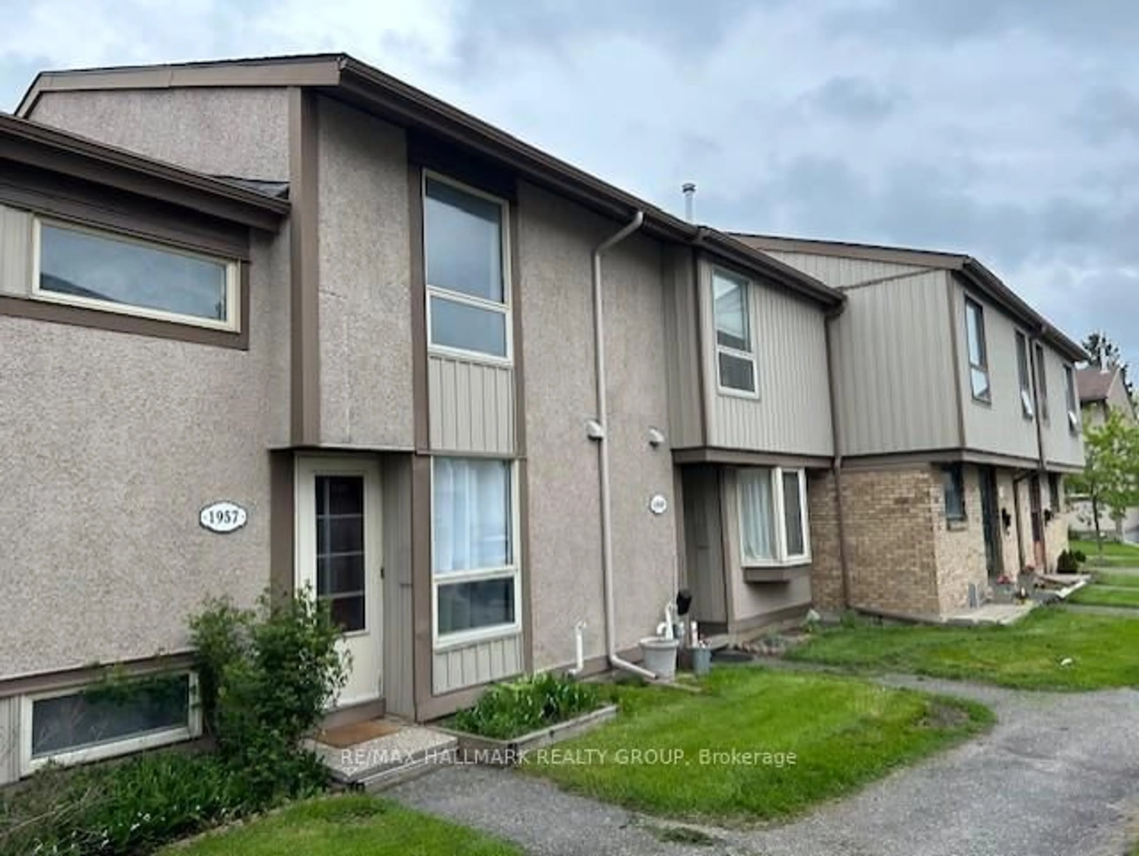 A pic from outside/outdoor area/front of a property/back of a property/a pic from drone, unknown for 1957 Stonehenge Cres #73, Ottawa Ontario K1B 4N7