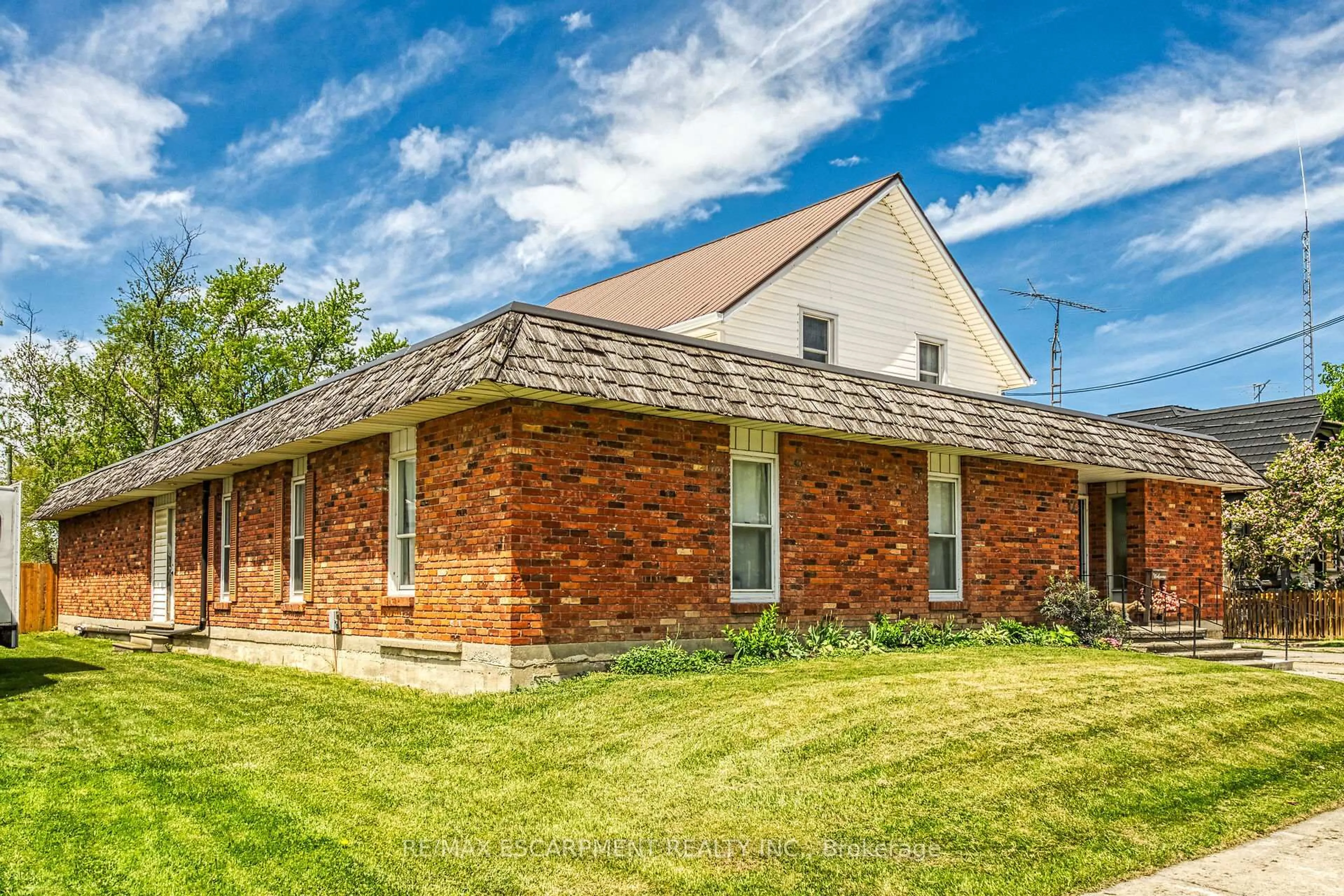 Home with brick exterior material, building for 17 Erie Ave, Haldimand Ontario N0A 1G0