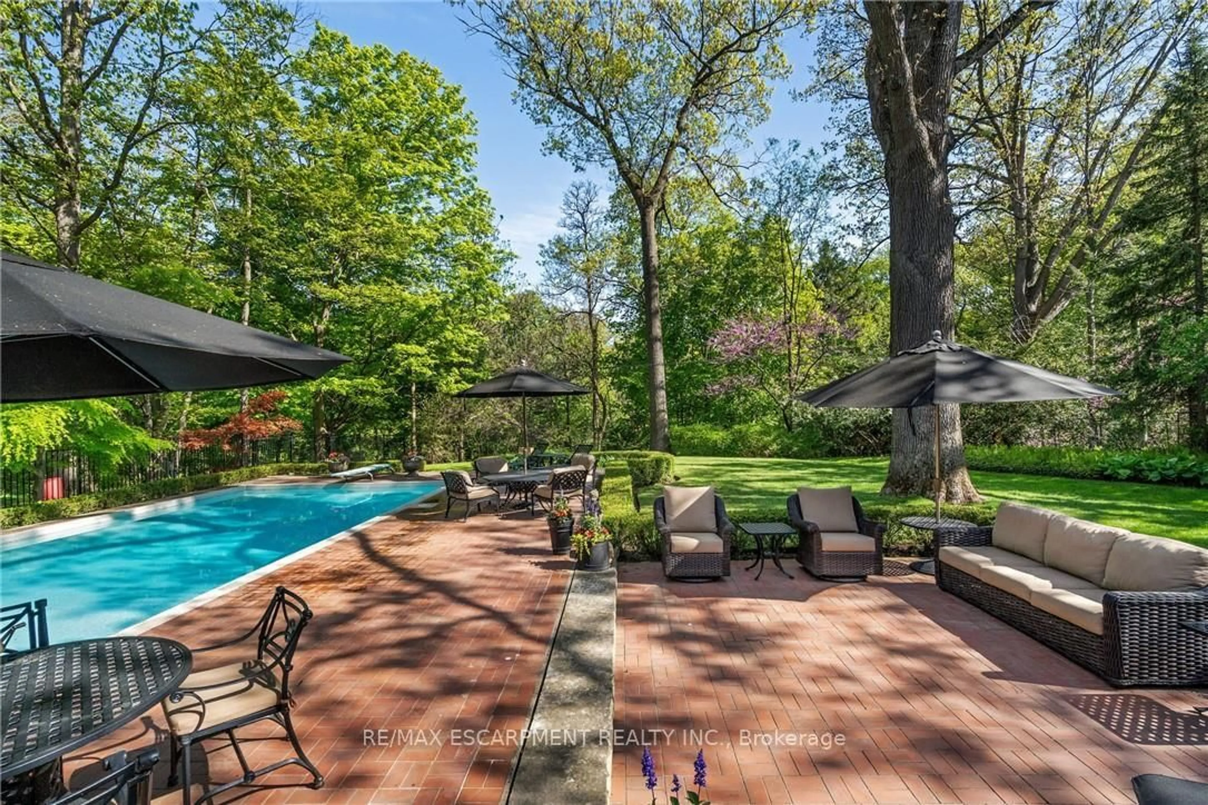 Patio, forest/trees view for 5 Mayfair Pl, Hamilton Ontario L8S 4E9