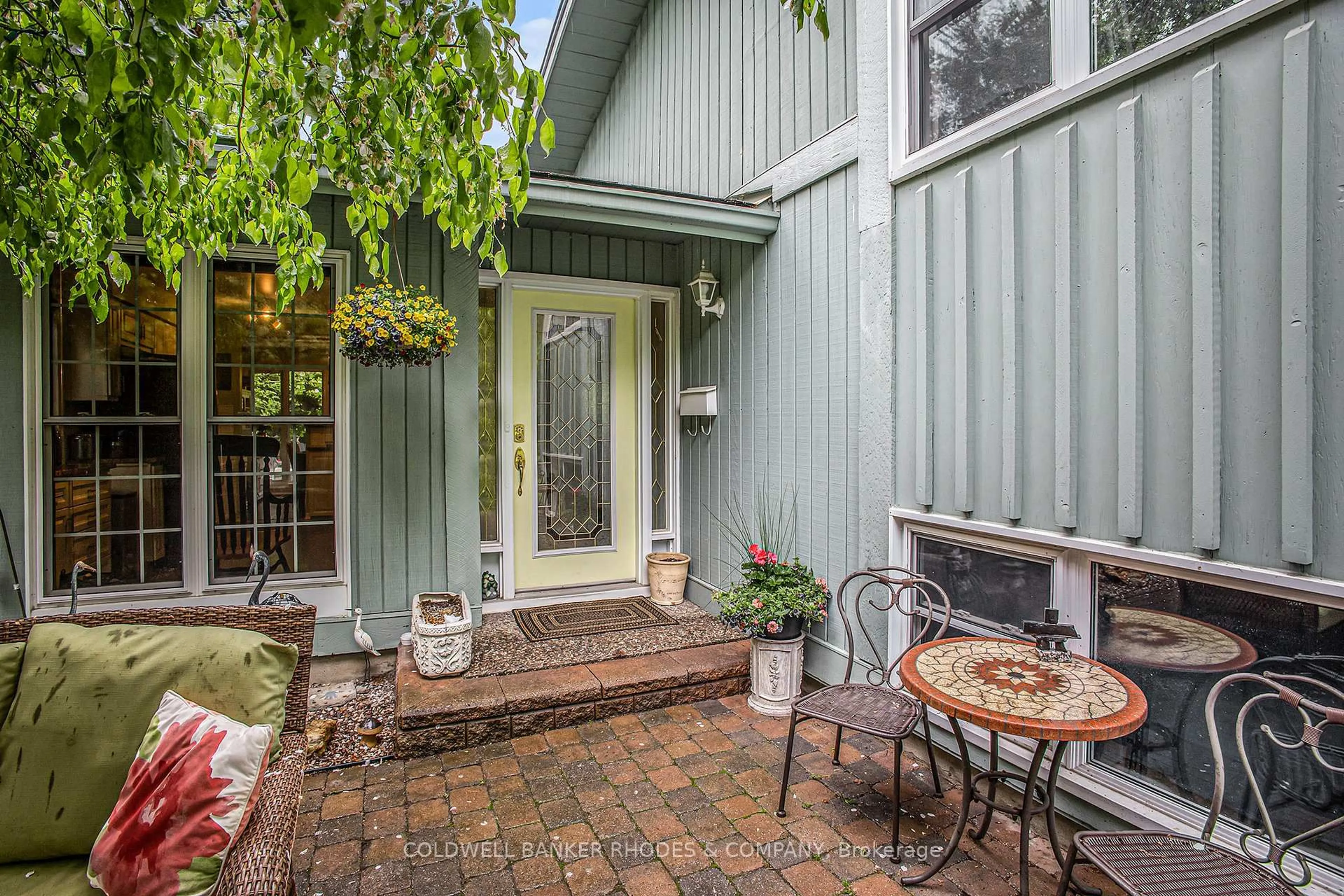 Patio, street for 19 Inuvik Cres, Ottawa Ontario K2L 1A1