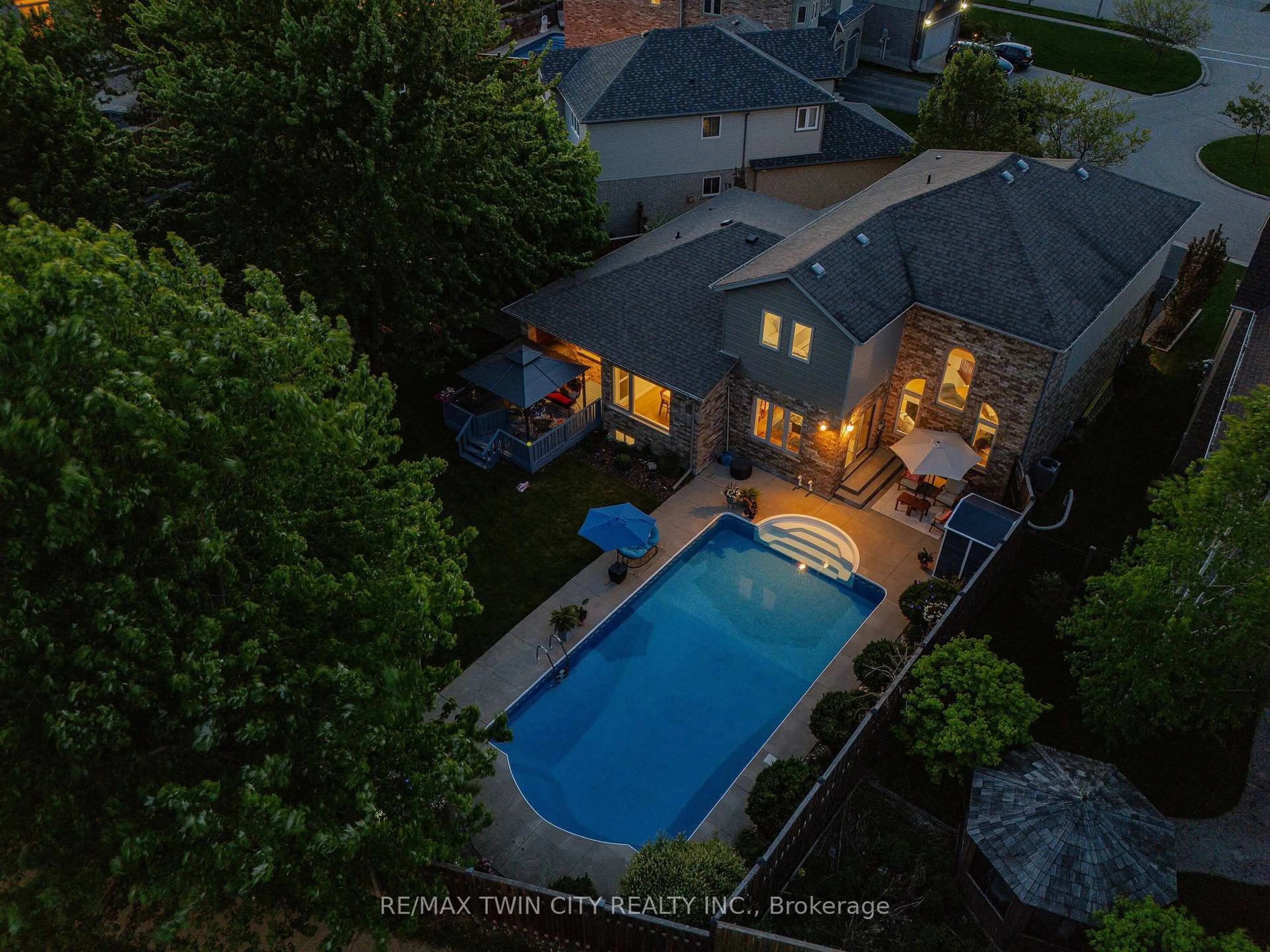 A pic from outside/outdoor area/front of a property/back of a property/a pic from drone, unknown for 508 Kelso Pl, Waterloo Ontario N2V 2S1