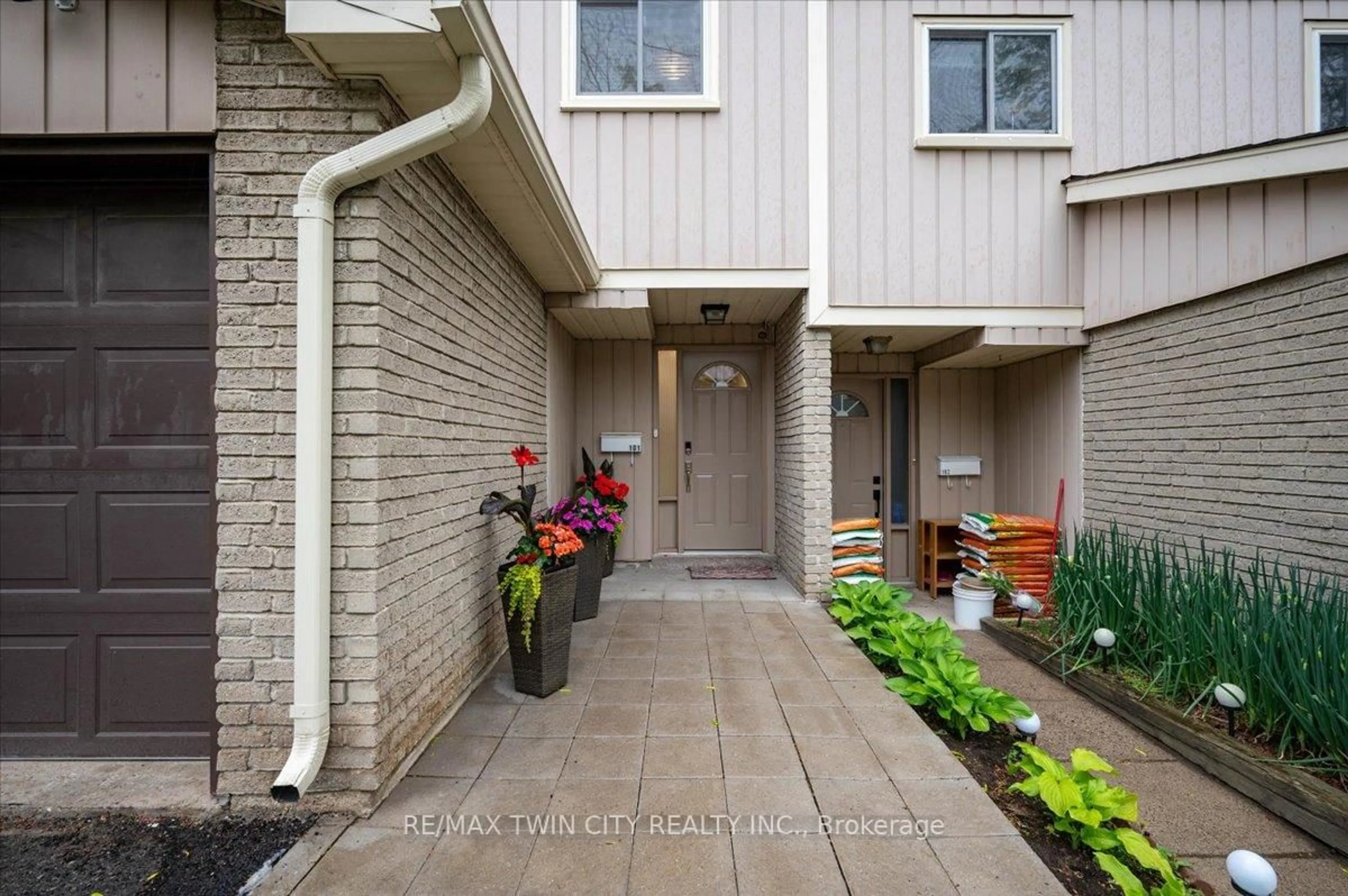 Unknown for 51 Paulander Dr #101, Kitchener Ontario N2M 5E5