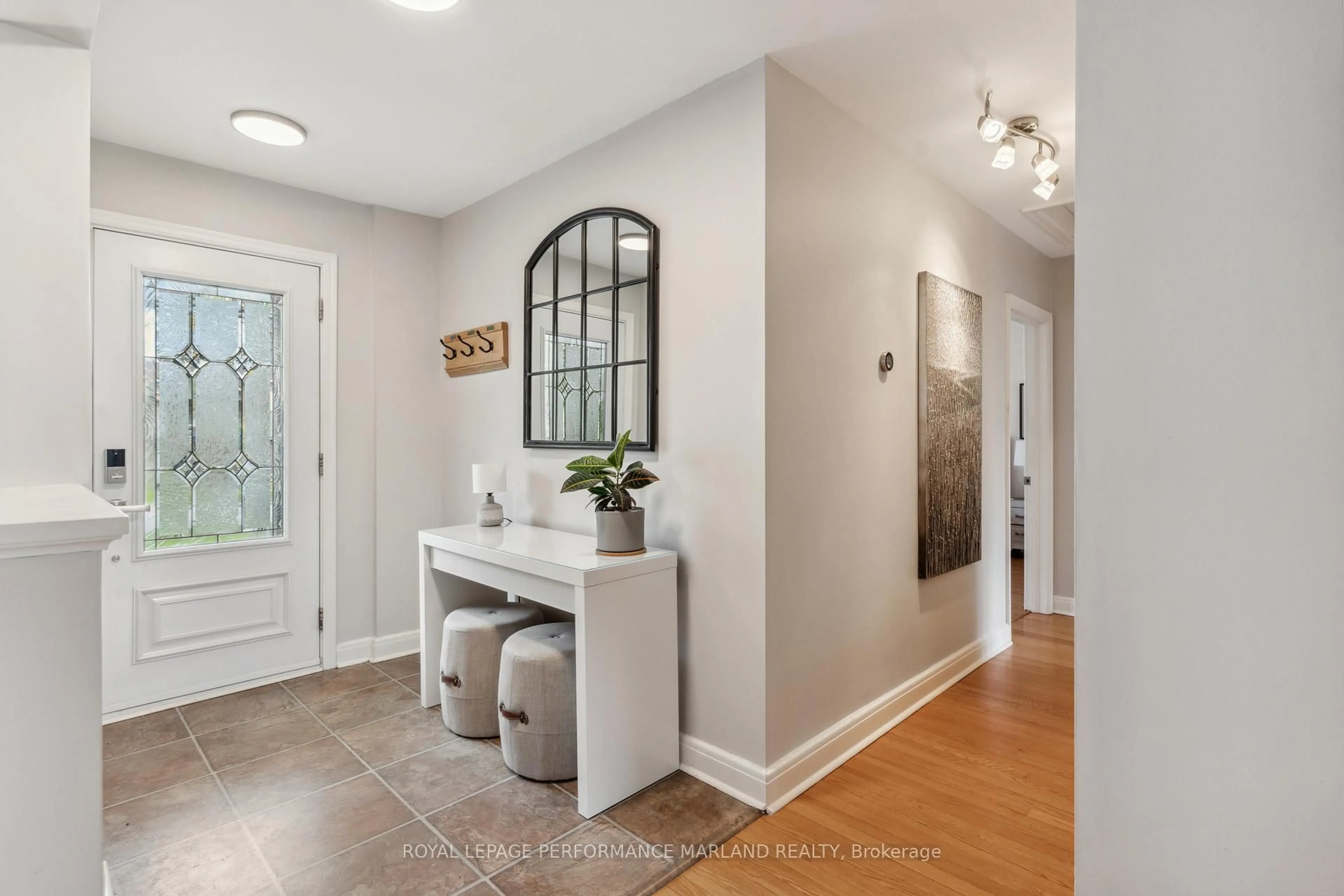 Indoor entryway for 2075 Woodcrest Rd, Ottawa Ontario K1H 6H9