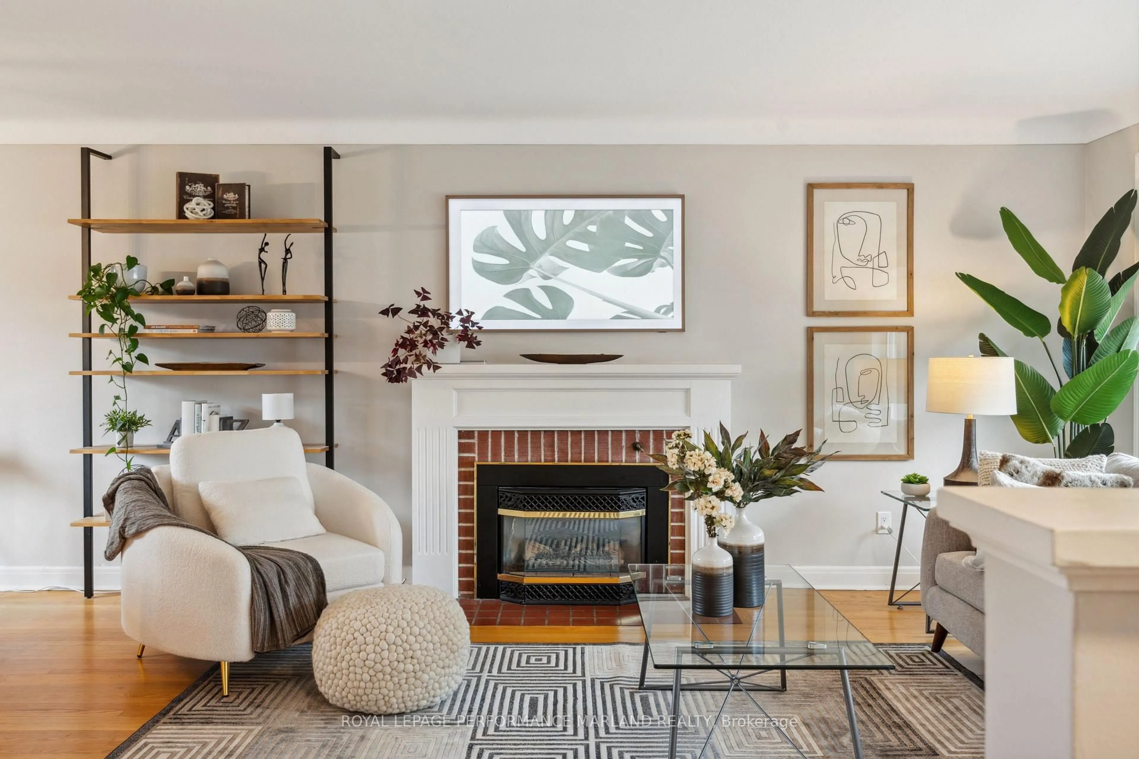 Living room with furniture, unknown for 2075 Woodcrest Rd, Ottawa Ontario K1H 6H9