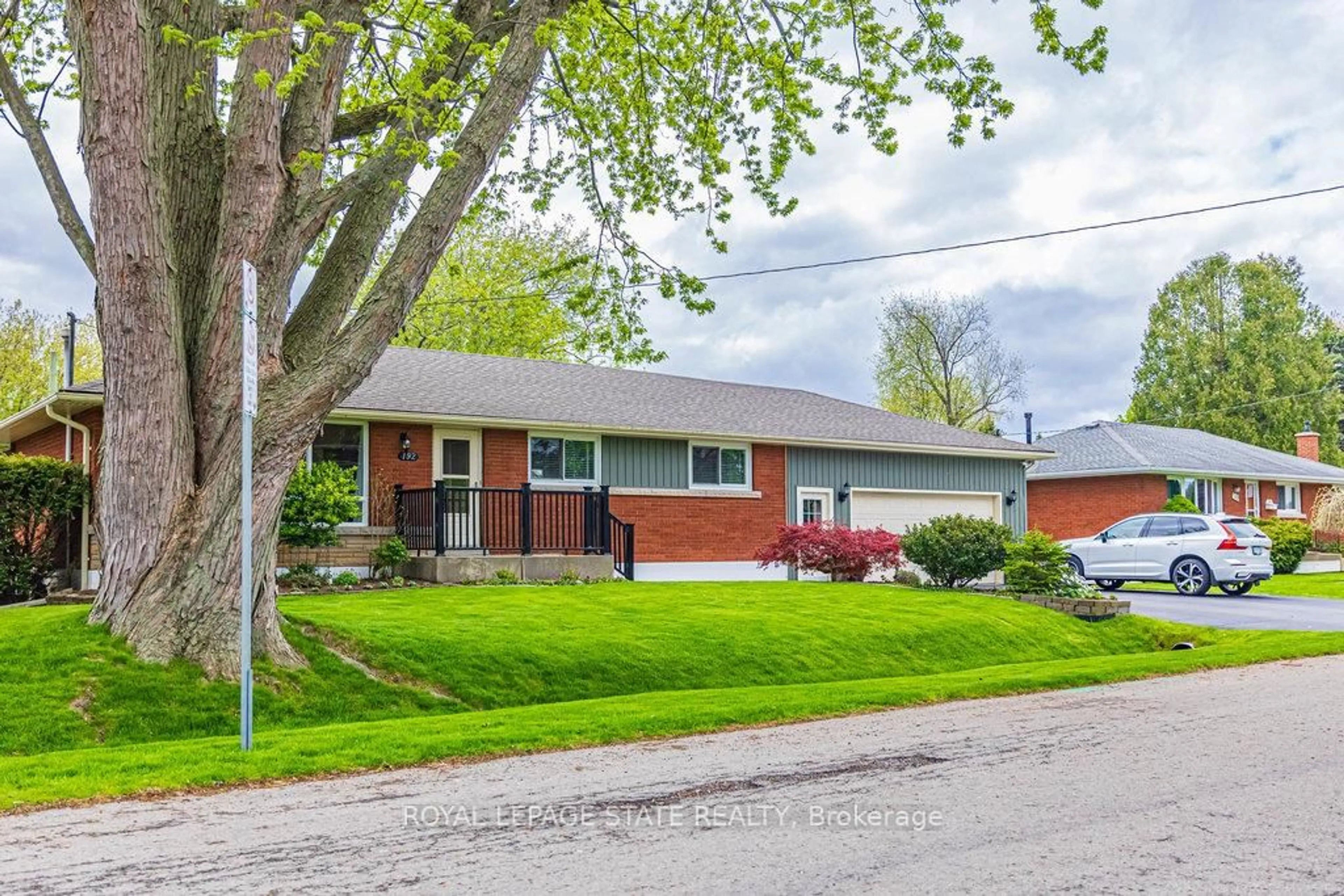 Home with brick exterior material, street for 192 Huron Ave, Hamilton Ontario L9G 1V7