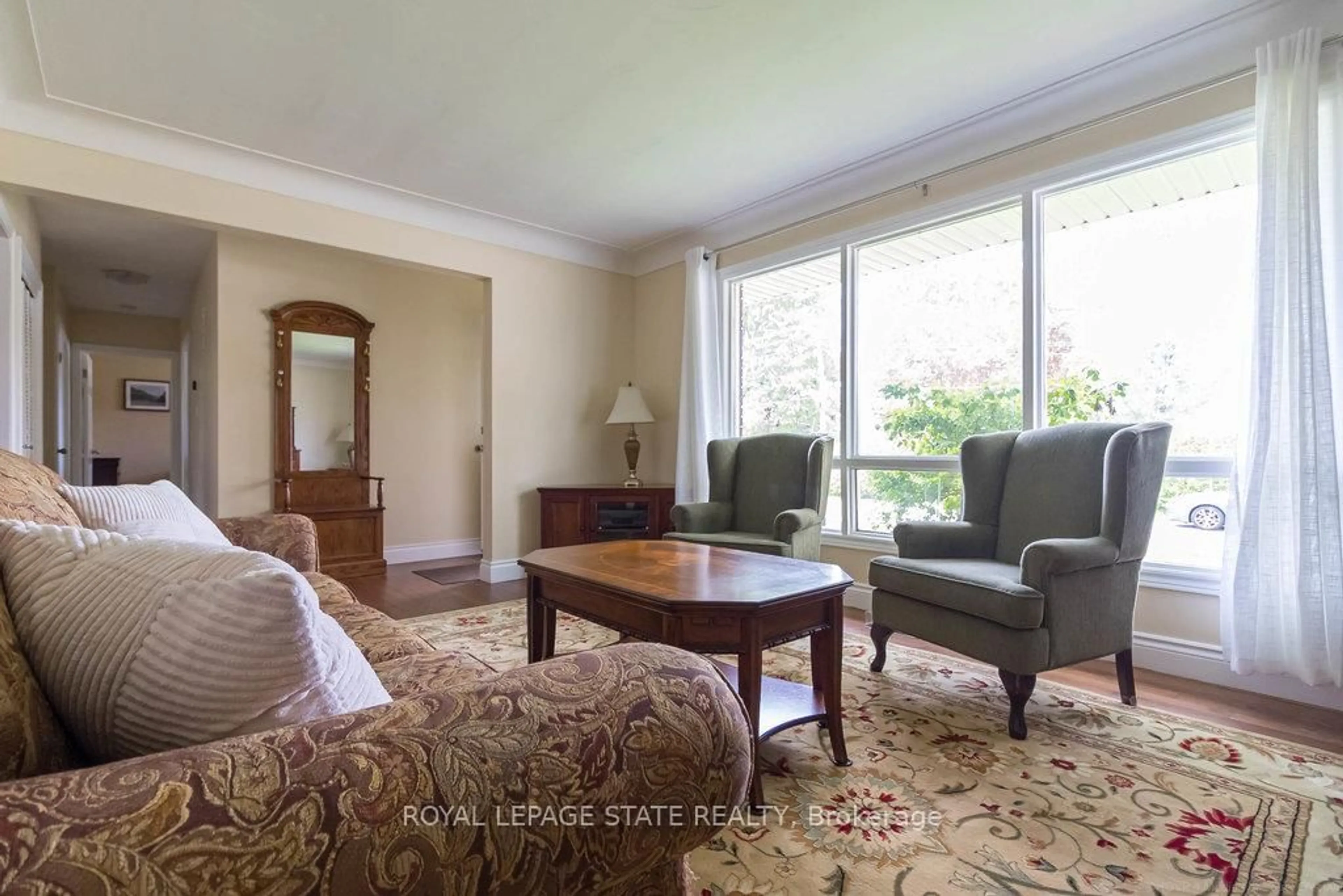 Living room with furniture, unknown for 192 Huron Ave, Hamilton Ontario L9G 1V7