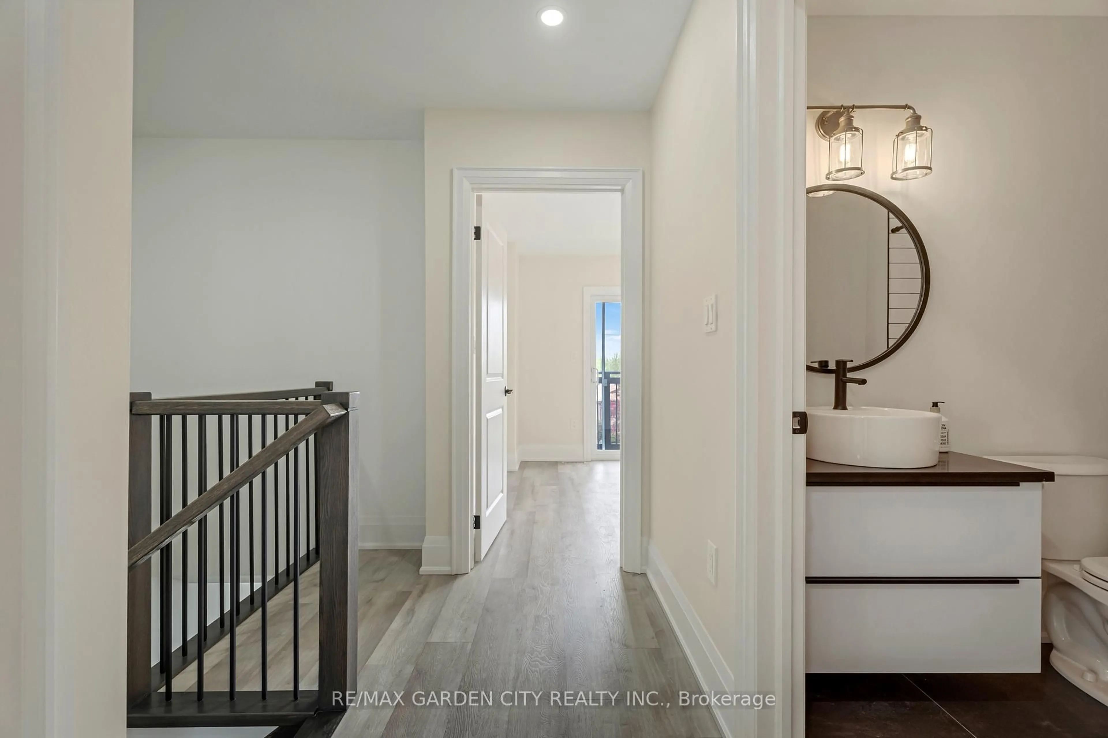 Indoor entryway for 38 East 16th St, Hamilton Ontario L9A 4H9