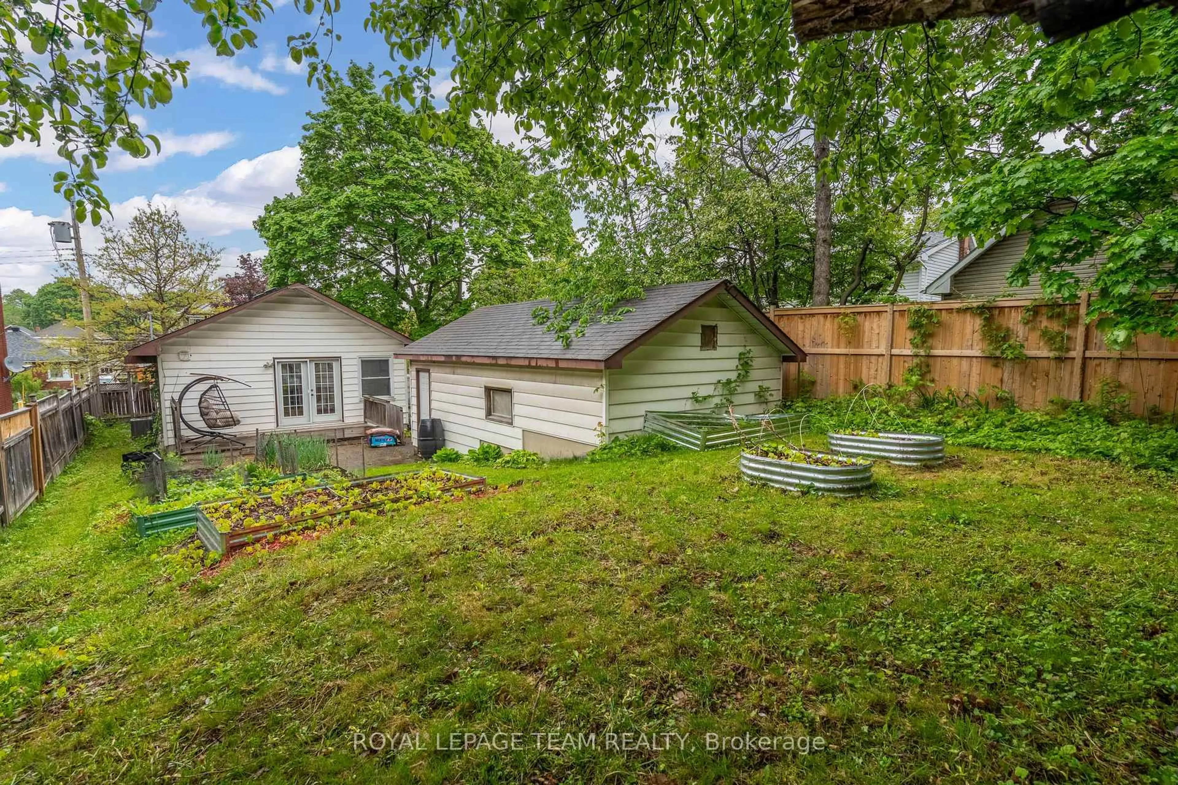 A pic from outside/outdoor area/front of a property/back of a property/a pic from drone, unknown for 74 St Francis St, Ottawa Ontario K1Y 1W7