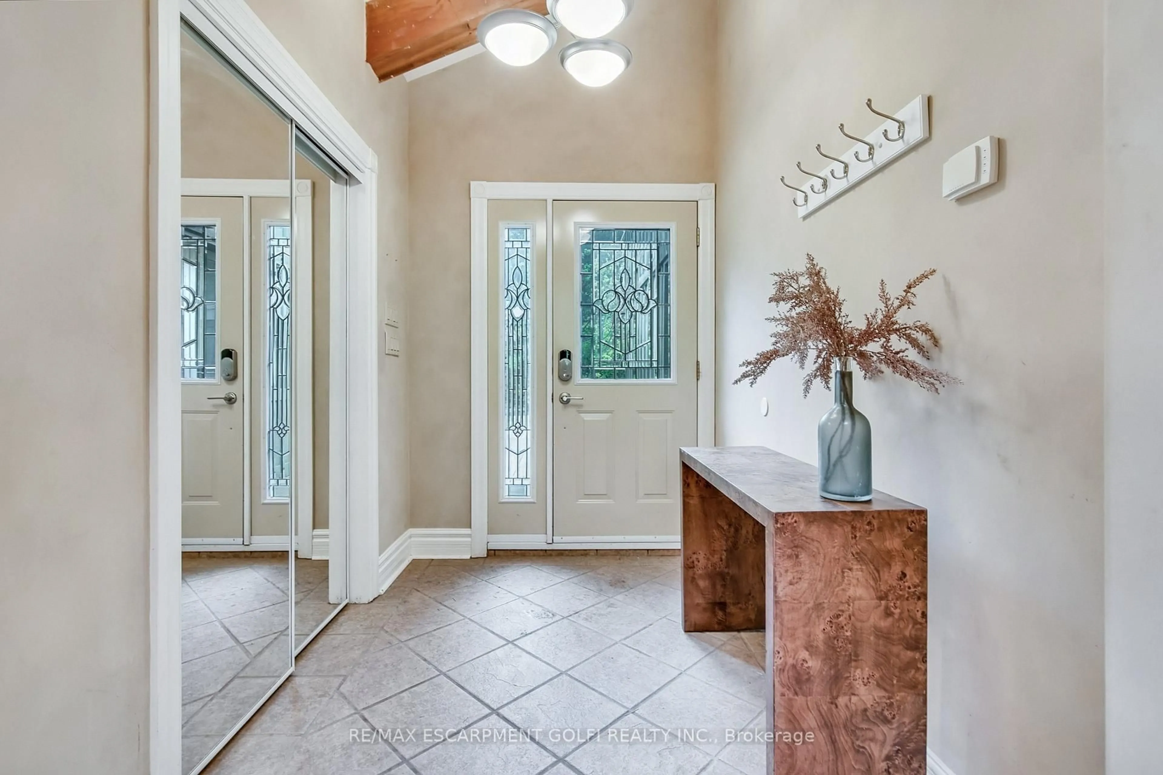 Indoor entryway for 693 Powerline Rd, Hamilton Ontario L0R 1T0