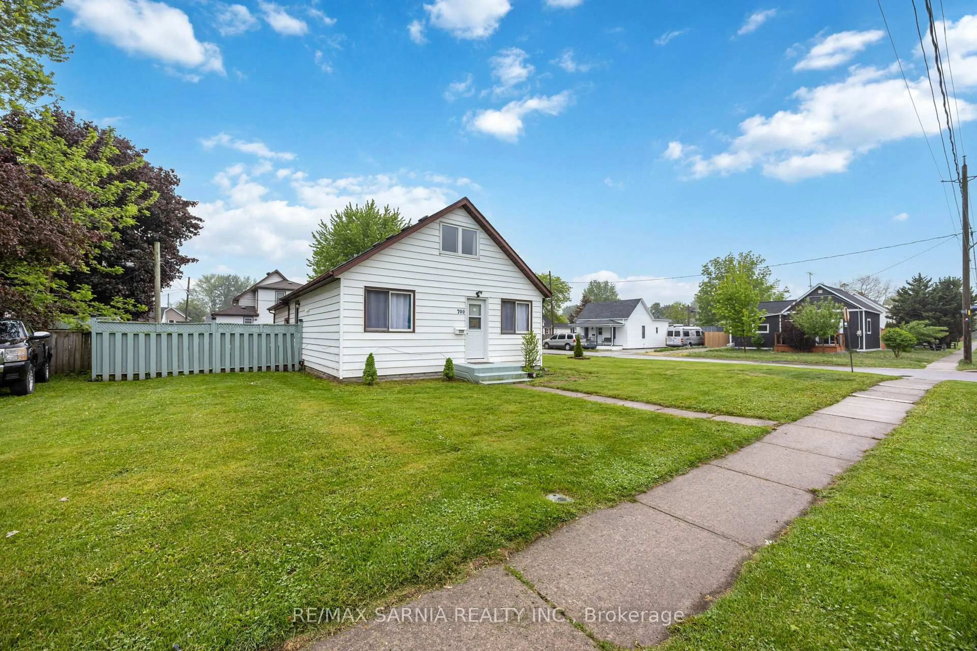 A pic from outside/outdoor area/front of a property/back of a property/a pic from drone, street for 700 Wallace St, Chatham-Kent Ontario N8A 1K2