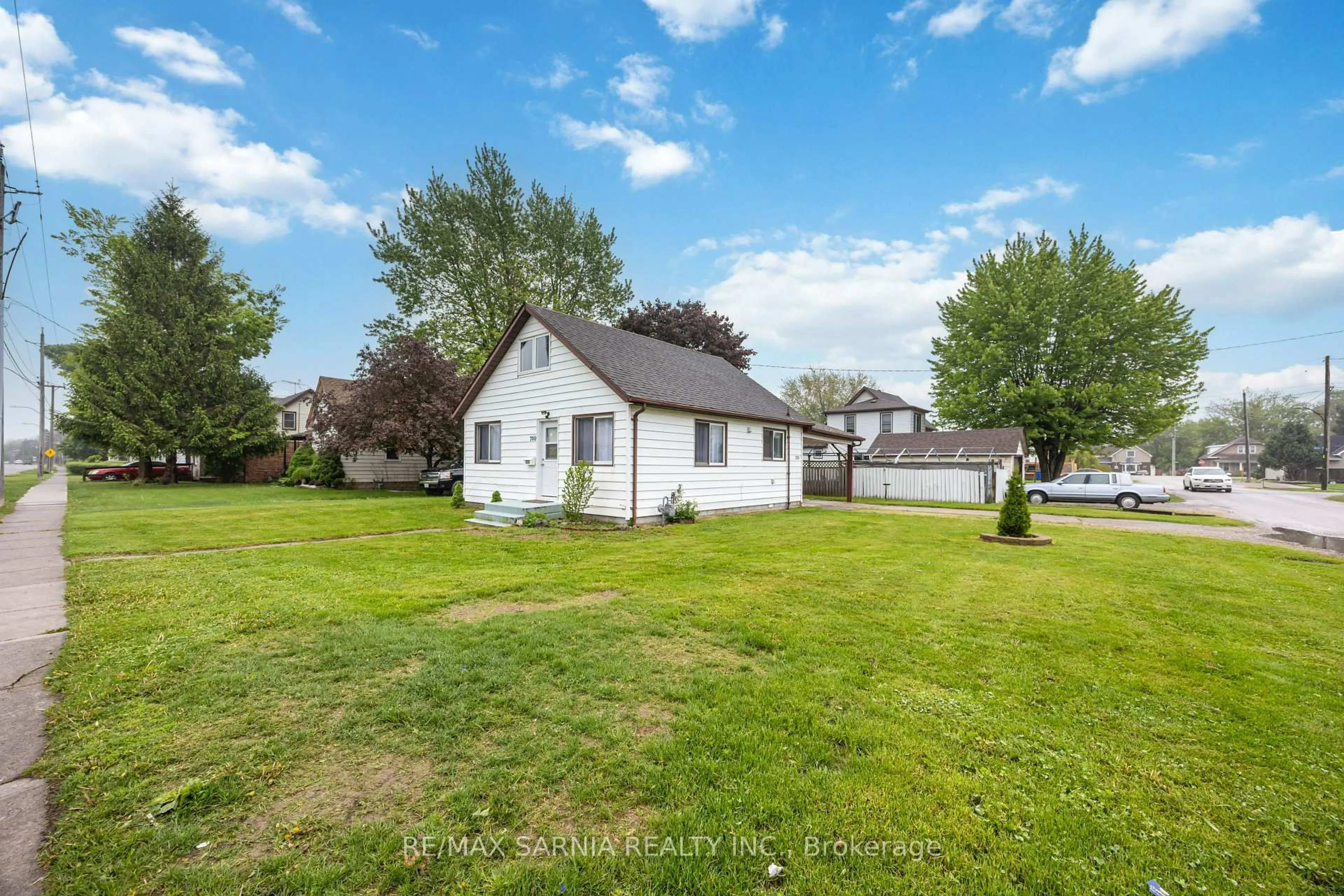 A pic from outside/outdoor area/front of a property/back of a property/a pic from drone, unknown for 700 Wallace St, Chatham-Kent Ontario N8A 1K2