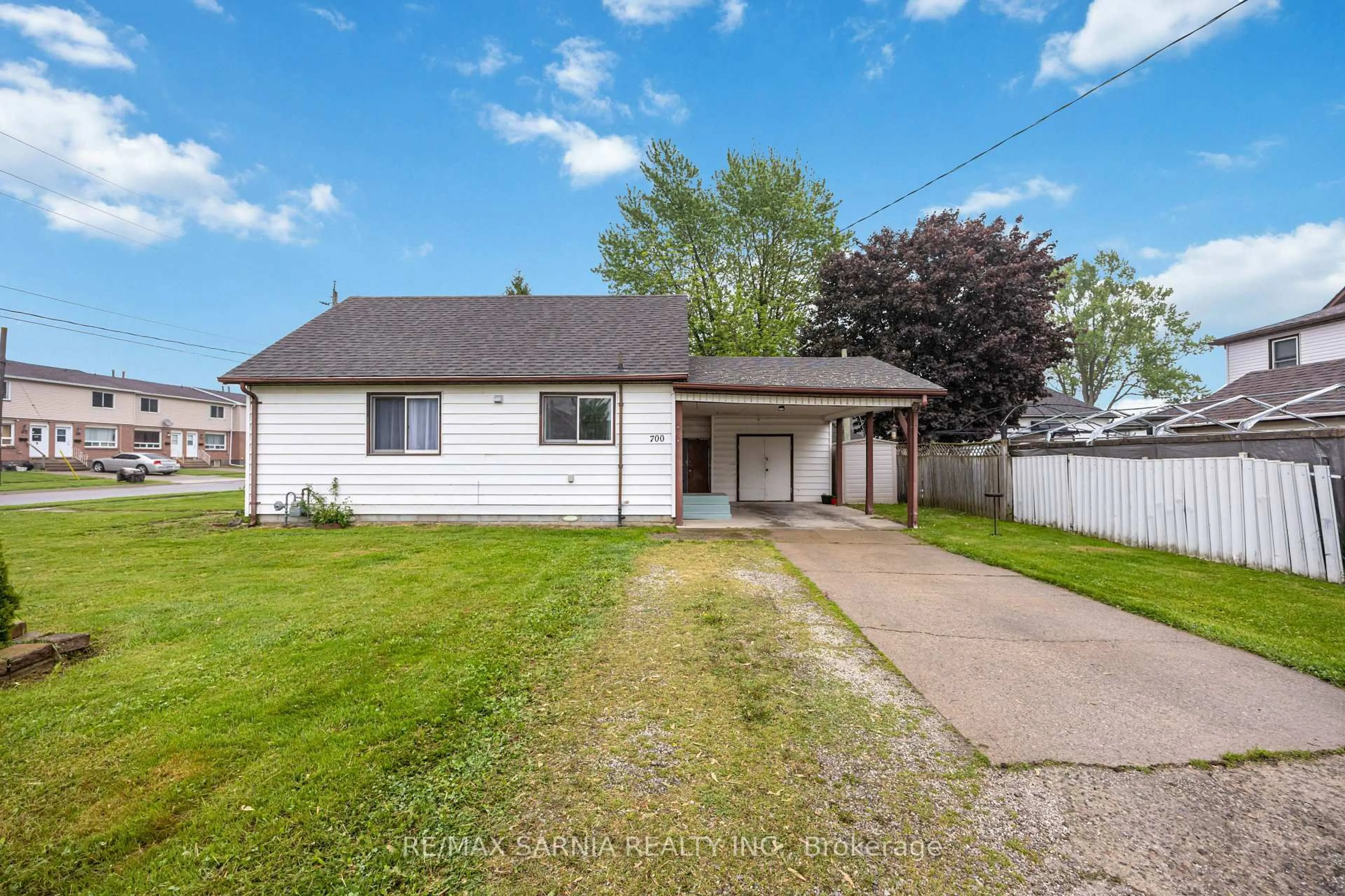 Home with vinyl exterior material, street for 700 Wallace St, Chatham-Kent Ontario N8A 1K2