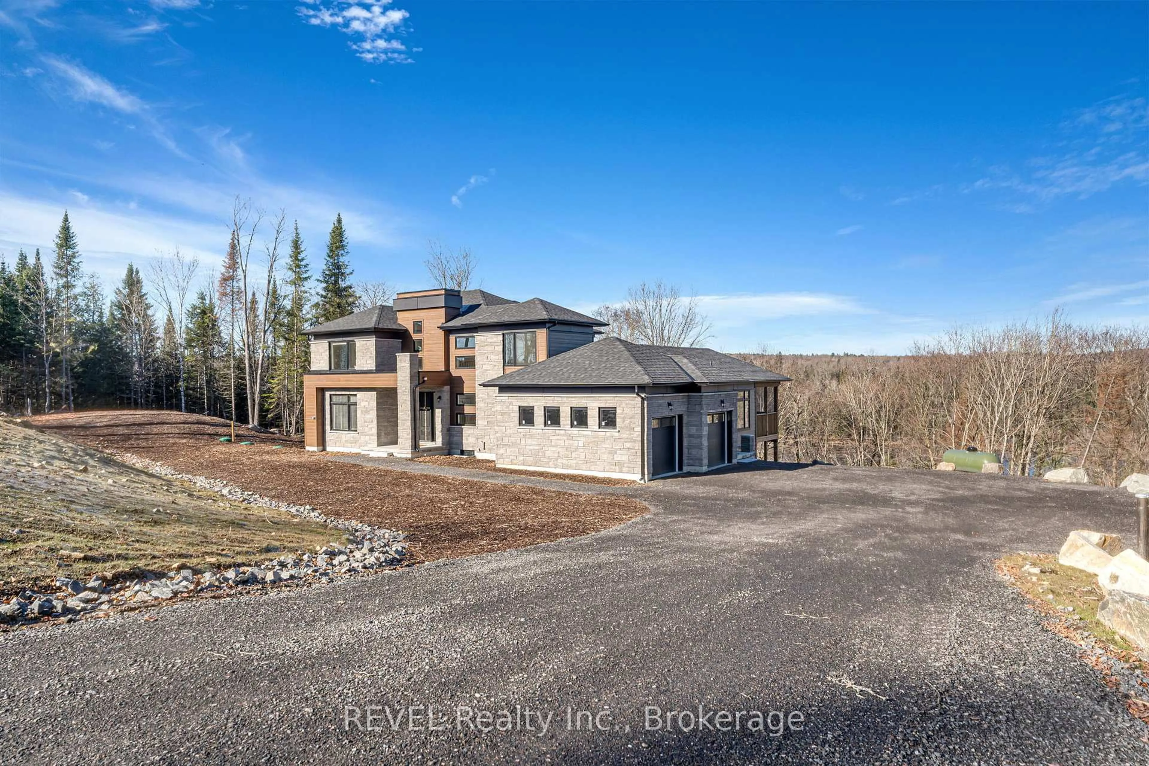 A pic from outside/outdoor area/front of a property/back of a property/a pic from drone, unknown for 1008 Napier Crt, Lake of Bays Ontario P1H 0K1