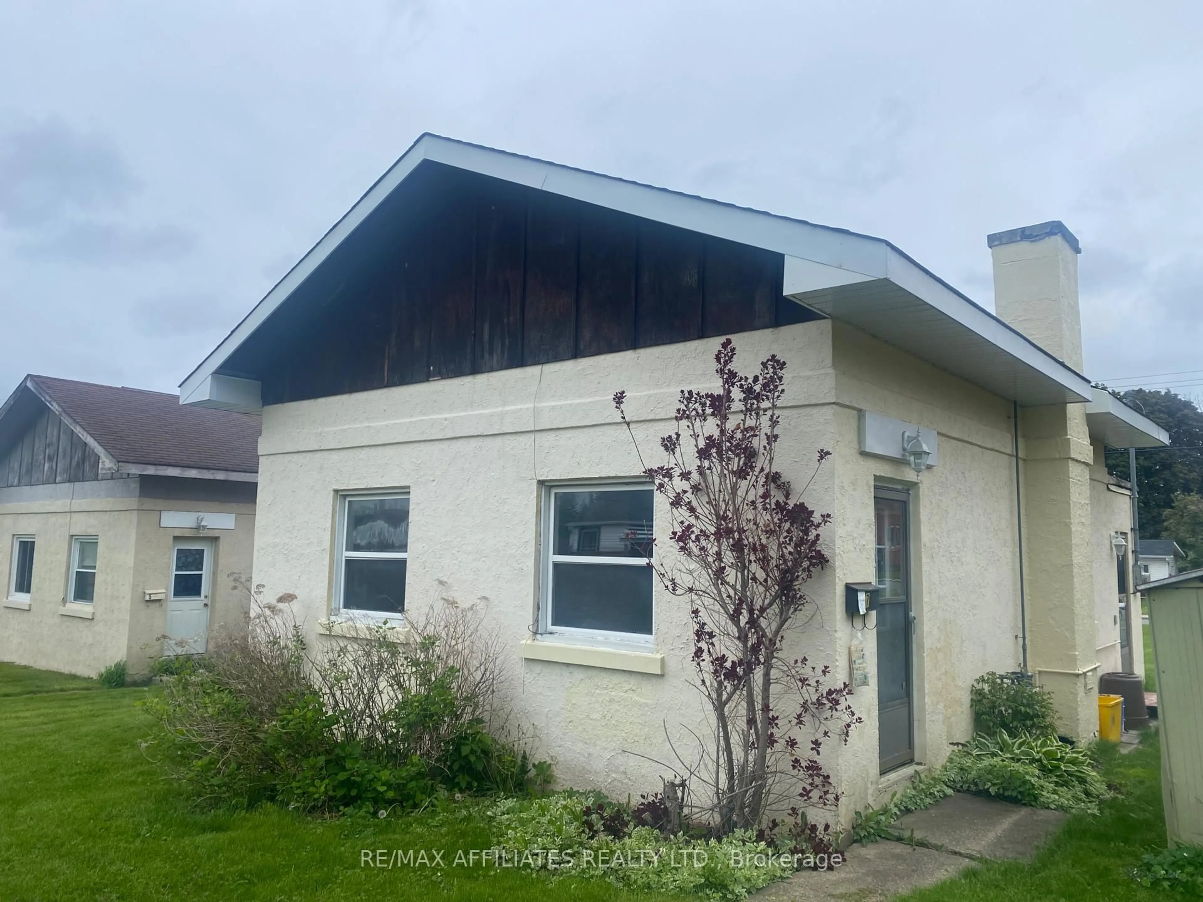 Home with vinyl exterior material, building for 7 Mckenzie Ave, Smiths Falls Ontario K7A 3G4