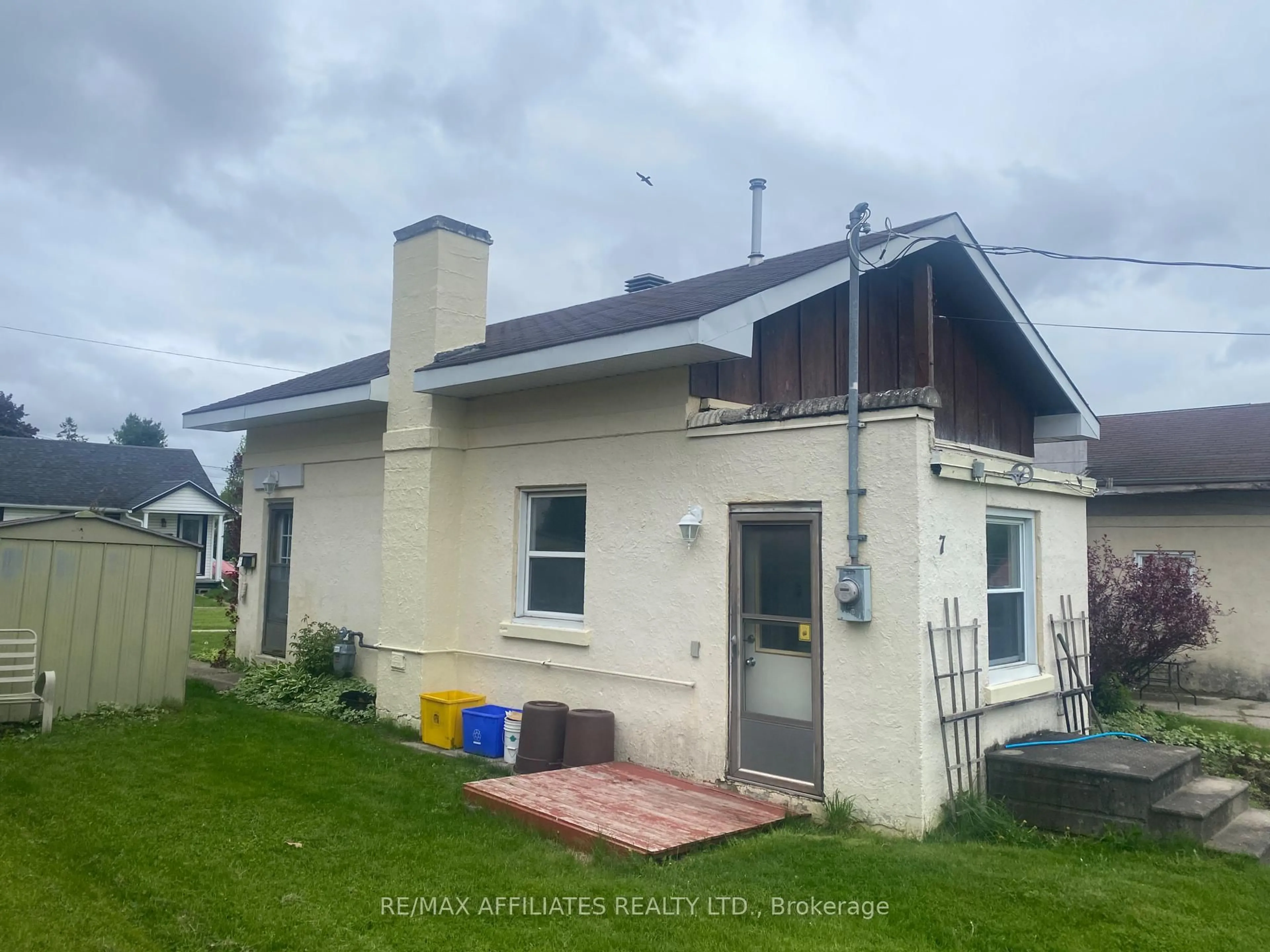 A pic from outside/outdoor area/front of a property/back of a property/a pic from drone, building for 7 Mckenzie Ave, Smiths Falls Ontario K7A 3G4