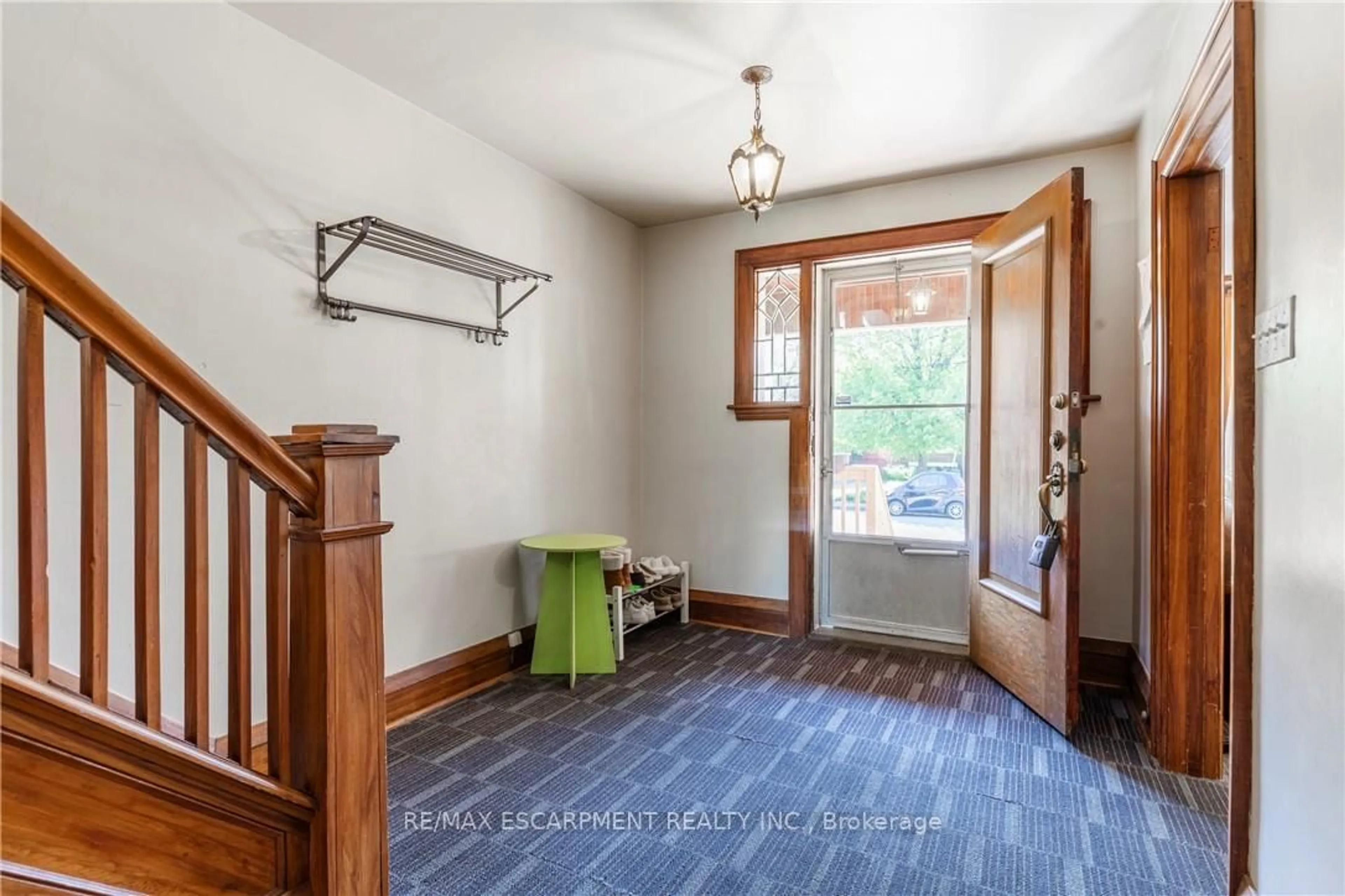 Indoor entryway for 44 Dalewood Cres, Hamilton Ontario L8S 4B6