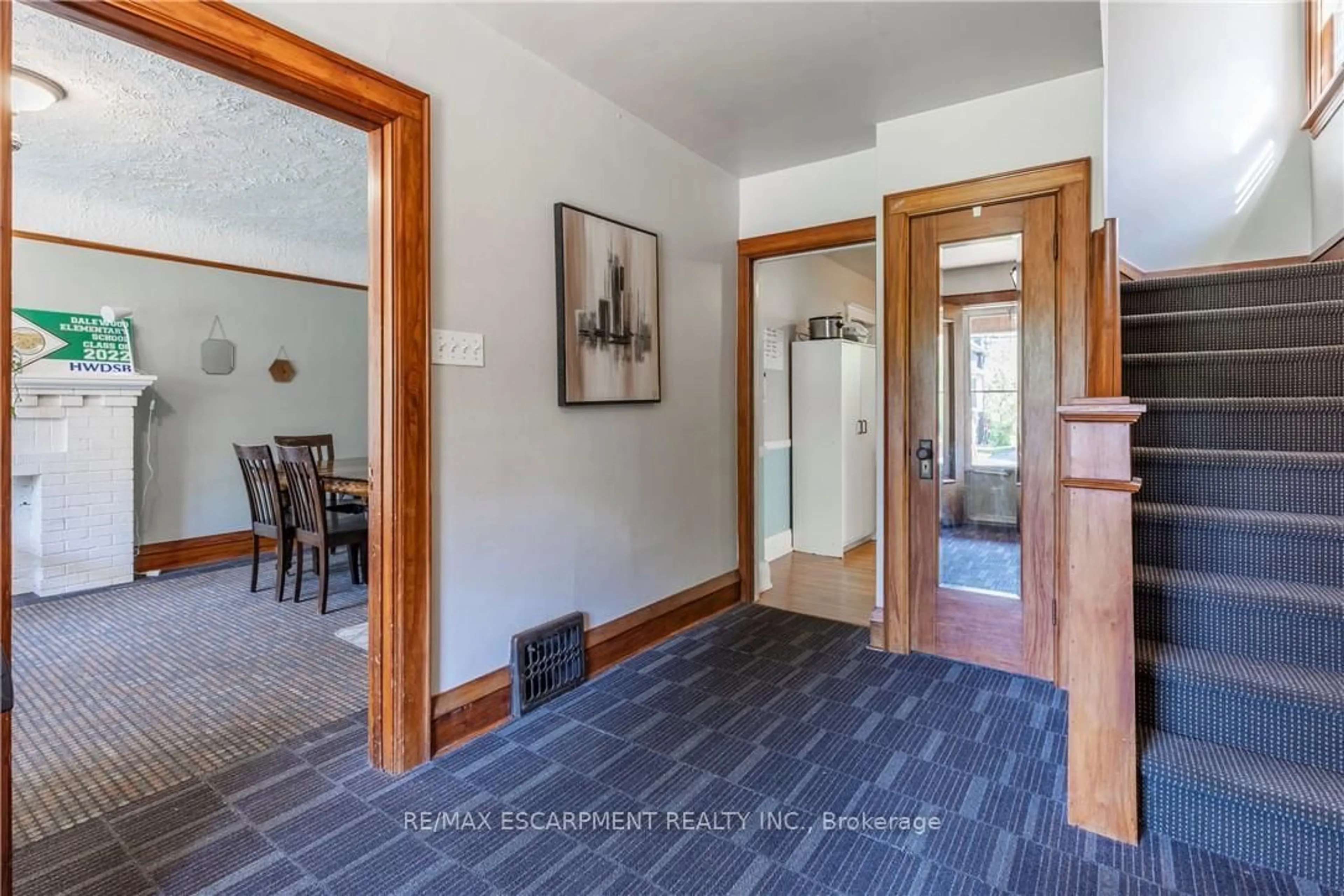 Indoor entryway for 44 Dalewood Cres, Hamilton Ontario L8S 4B6