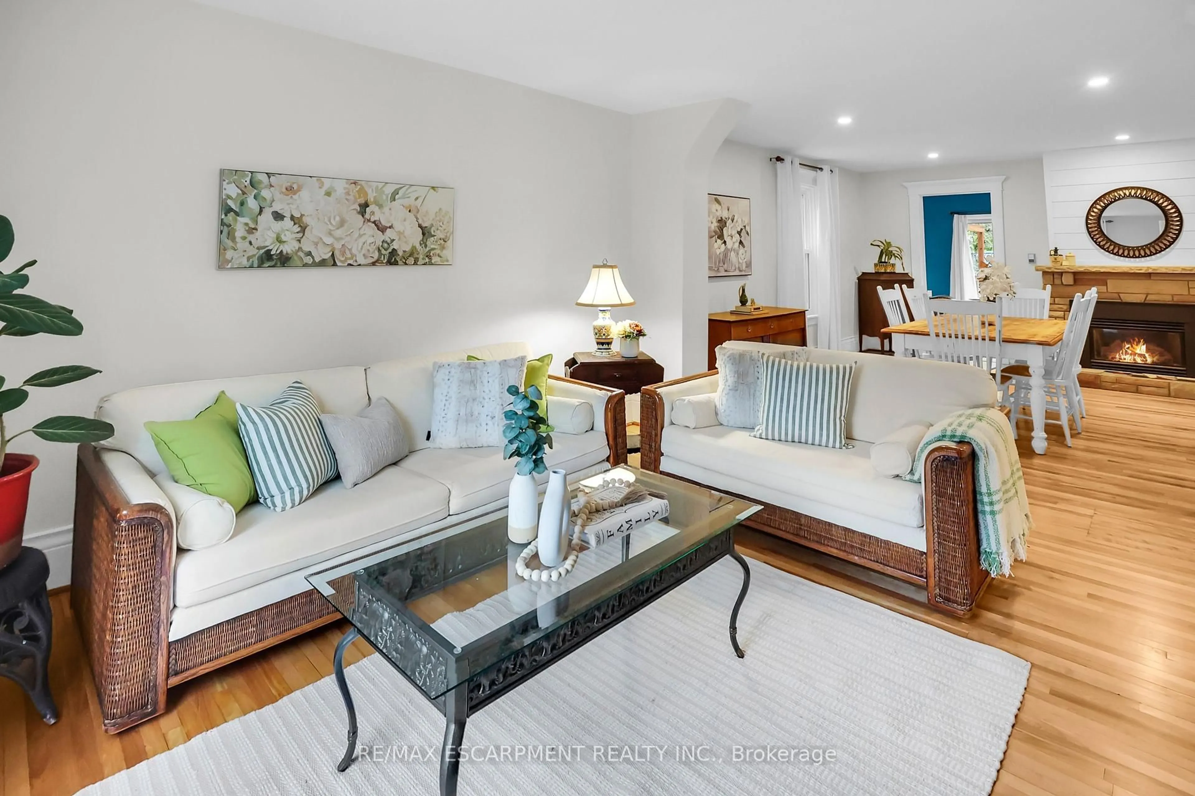 Living room with furniture, unknown for 2 Kidd Ave, Grimsby Ontario L3M 3S3