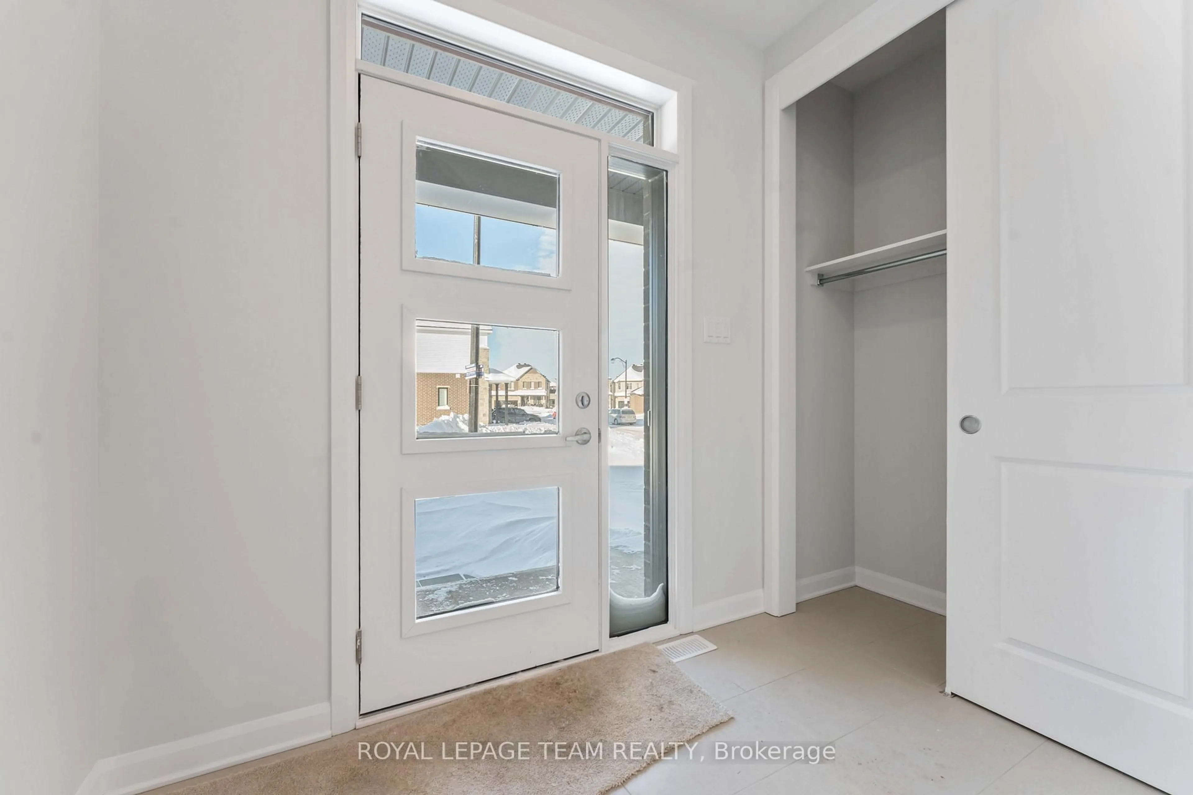 Indoor entryway for 602 Glade Grve, Kanata Ontario K2V 0V1